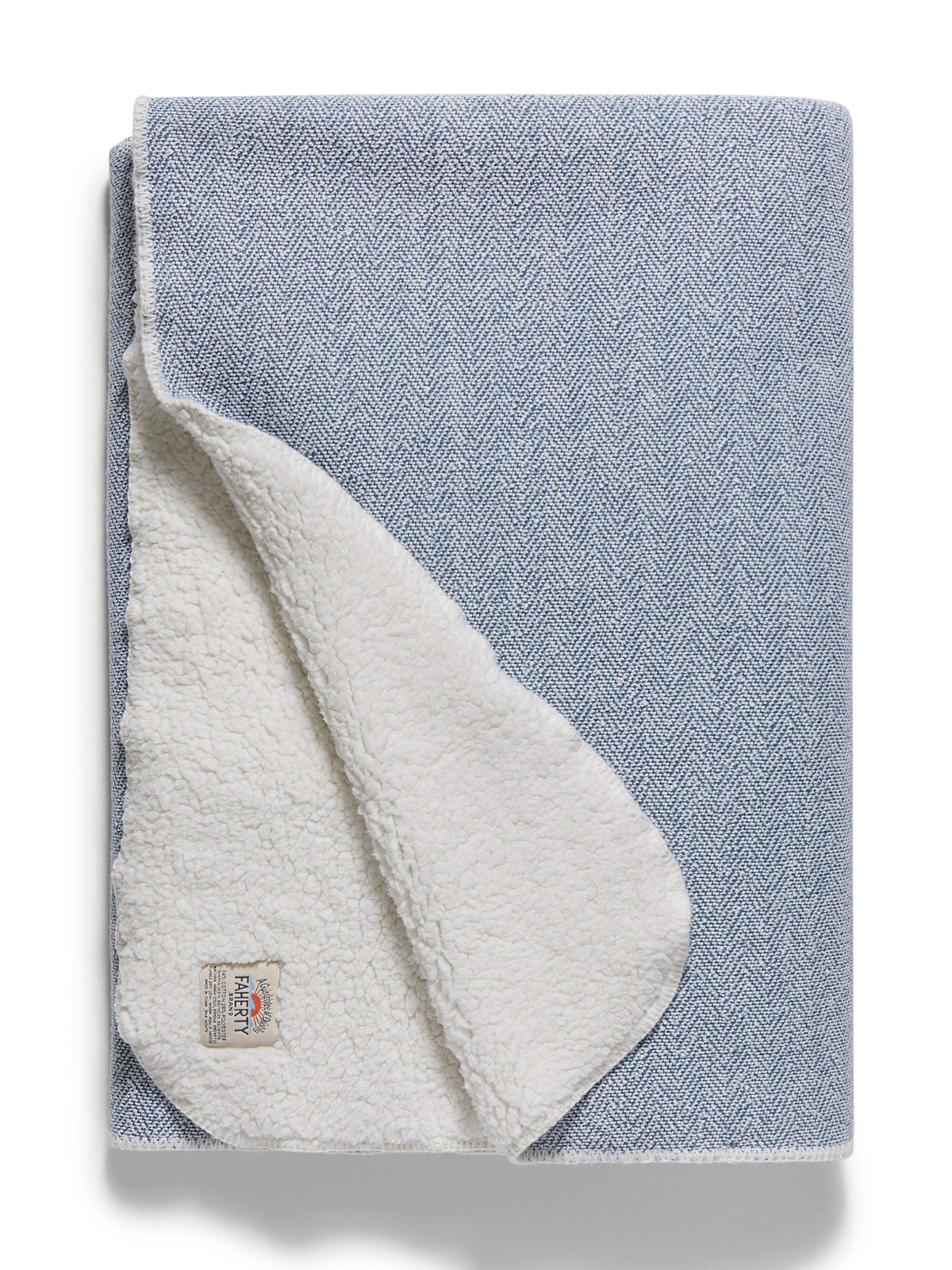 FA22-faherty-unisex-HAC0112-WWT-WHITEWATER-HIGH-PILE-FLEECE-BLANKET-WHITEWATER_Detail-1.jpg
