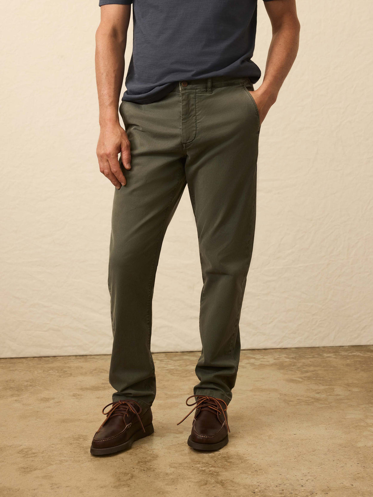 FA25-FAHERTY-Mens-MBF2432-FEV-CoastlineChino-FallEvergreen-X_FRONT_OM_WS_1.jpg