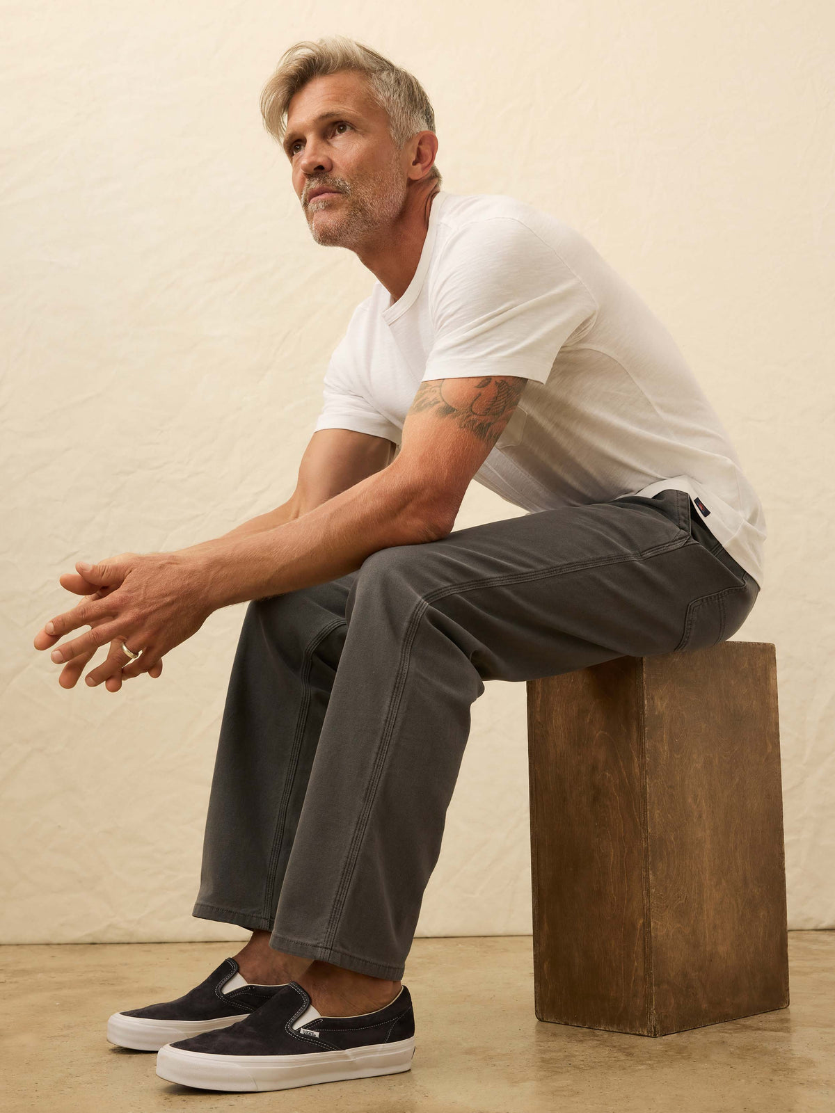 FA25-FAHERTY-Mens-MKF2532-WHT-NazareSunwashedPocketTee-White_OM_EDITORIAL_1_Web.jpg