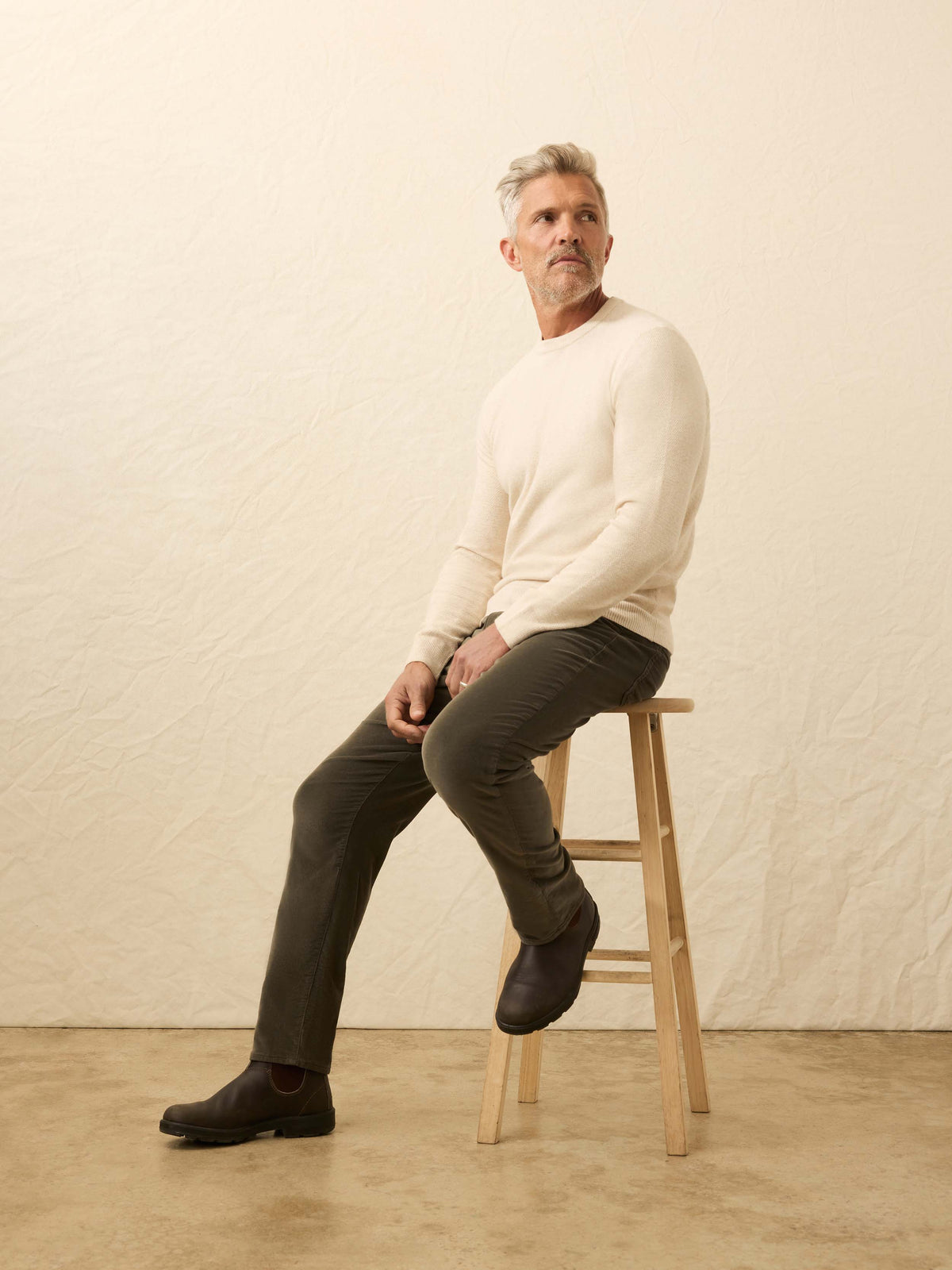 FA25-FAHERTY-Mens-MYF2420-IYF-JacksonCrewSweater-IvorySkyFeeder_OM_EDITORIAL_1_Web.jpg