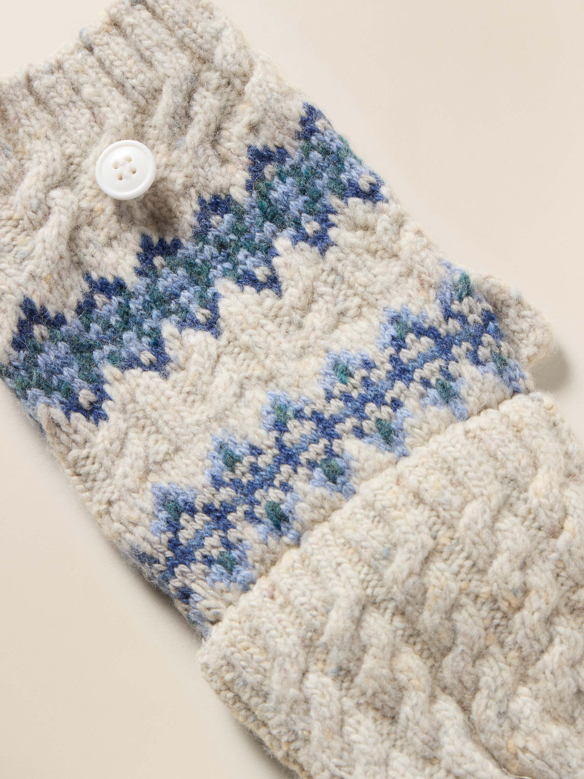 FA25-FAHERTY-NonApparel-YC0321-039-HighlandFairislePopTopMitten-Snow_DETAIL_1_Web.jpg