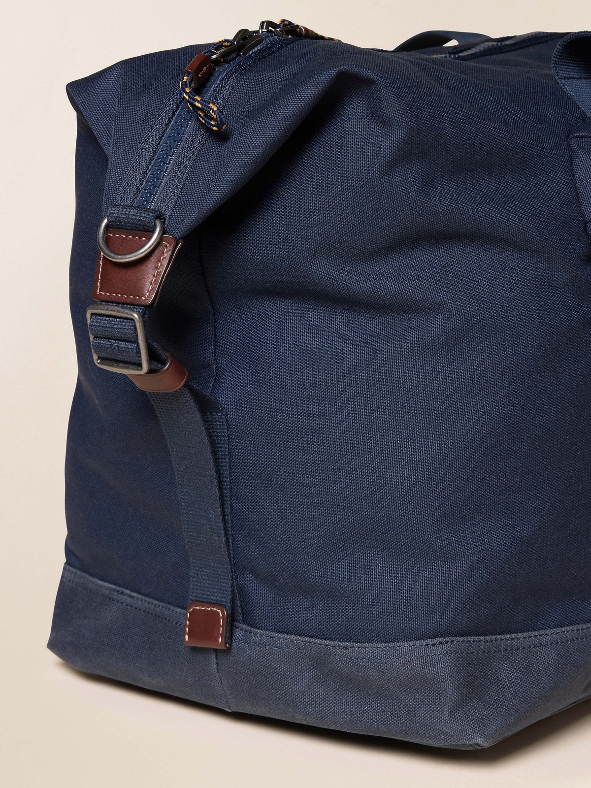 FA25-Faherty-Unisex-UAF2301-NVY-LAYDOWN-LATITUDEWEEKENDERDUFFLE-Navy_DETAIL_1_Web.jpg