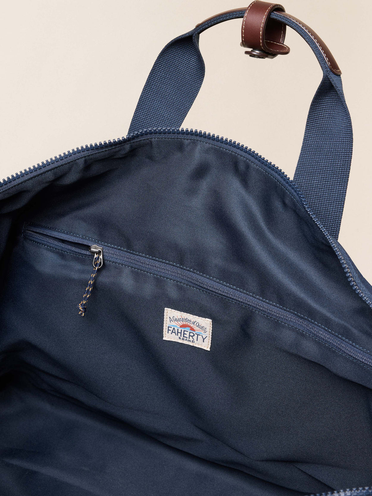 FA25-Faherty-Unisex-UAF2301-NVY-LAYDOWN-LATITUDEWEEKENDERDUFFLE-Navy_DETAIL_2_Web.jpg