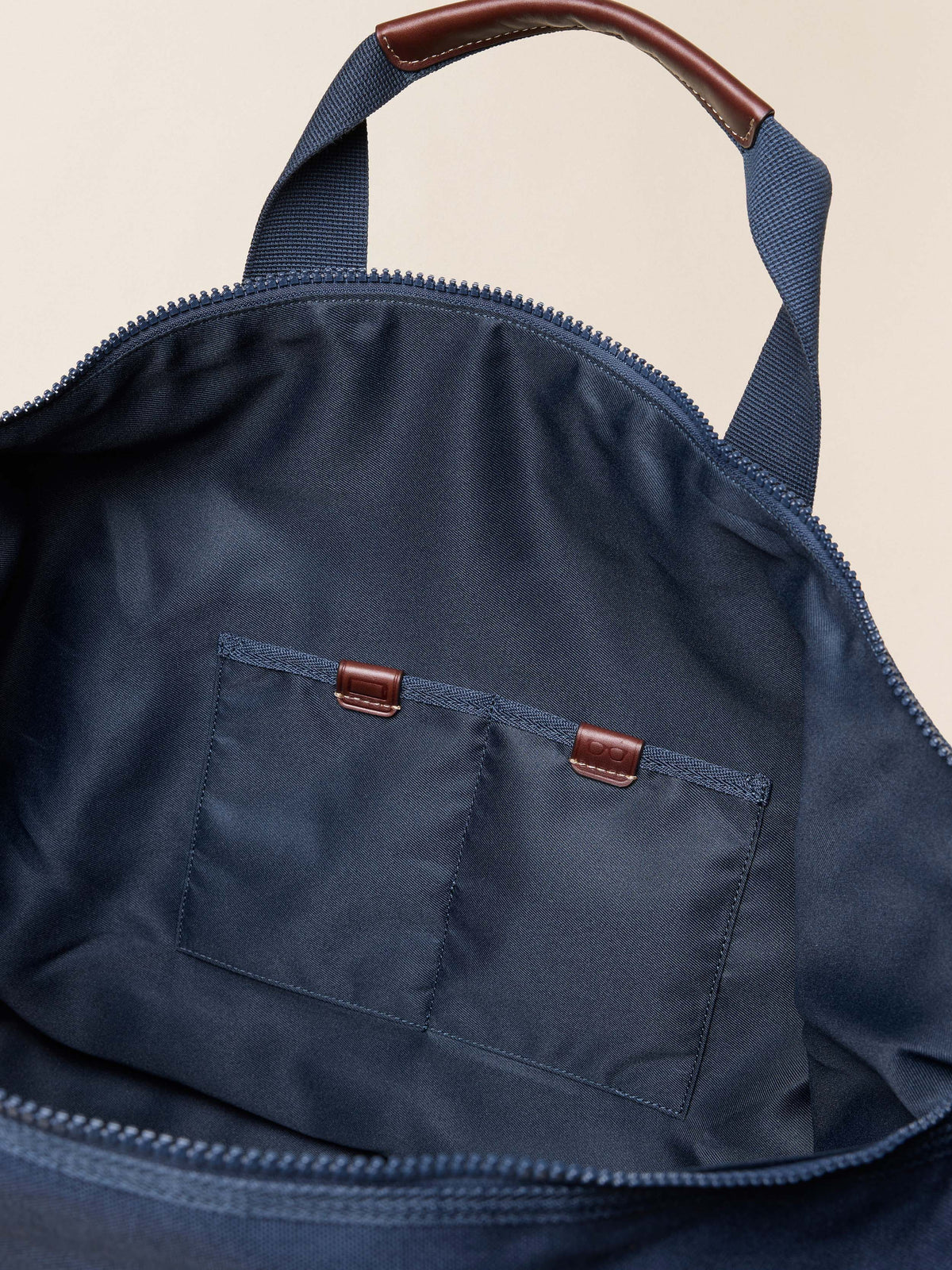 FA25-Faherty-Unisex-UAF2301-NVY-LAYDOWN-LATITUDEWEEKENDERDUFFLE-Navy_DETAIL_3_Web.jpg