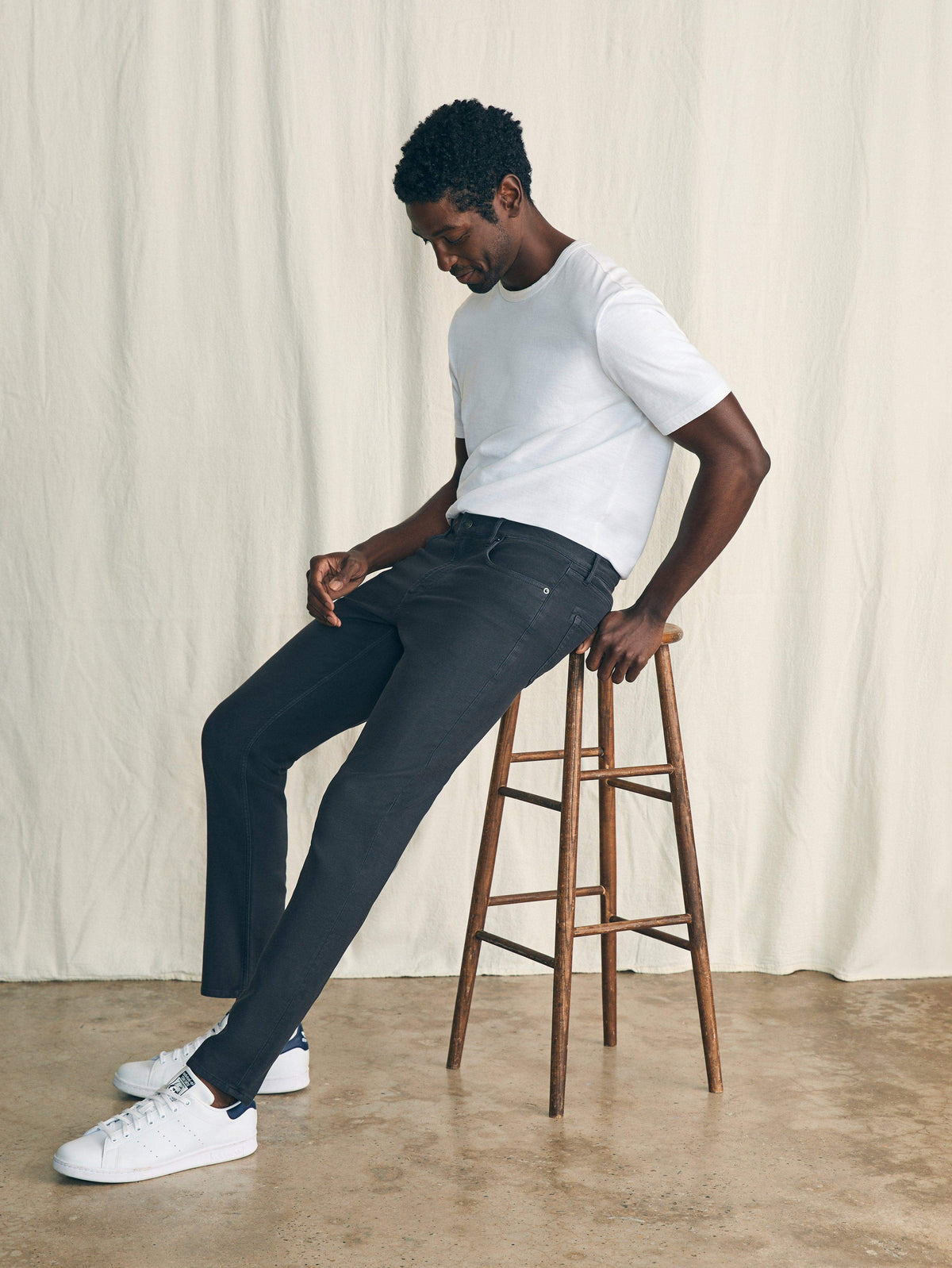 FAH1193_SP24-faherty-MBC0020-OYX-stretch-terry-32in-onyx-black_OM_EDITORIAL_1_629db126-57a3-4630-8225-9232055995f7.jpg