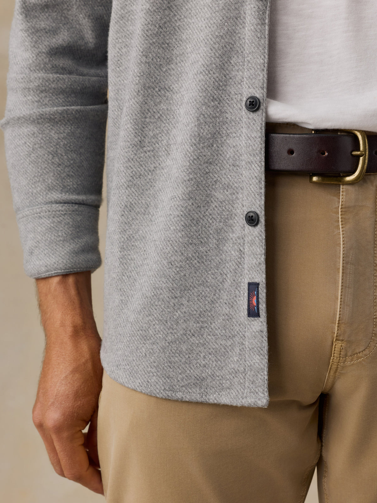 FAH1942_FA24-faherty-MXH2309-FGT-LEGEND_SWEATER_SHIRT_SINGLE_POCKET_-FOSSIL_GREY_TWILL_OM_DETAIL1_1_1073be3b-f335-4af5-850b-1c73ebb29071.jpg