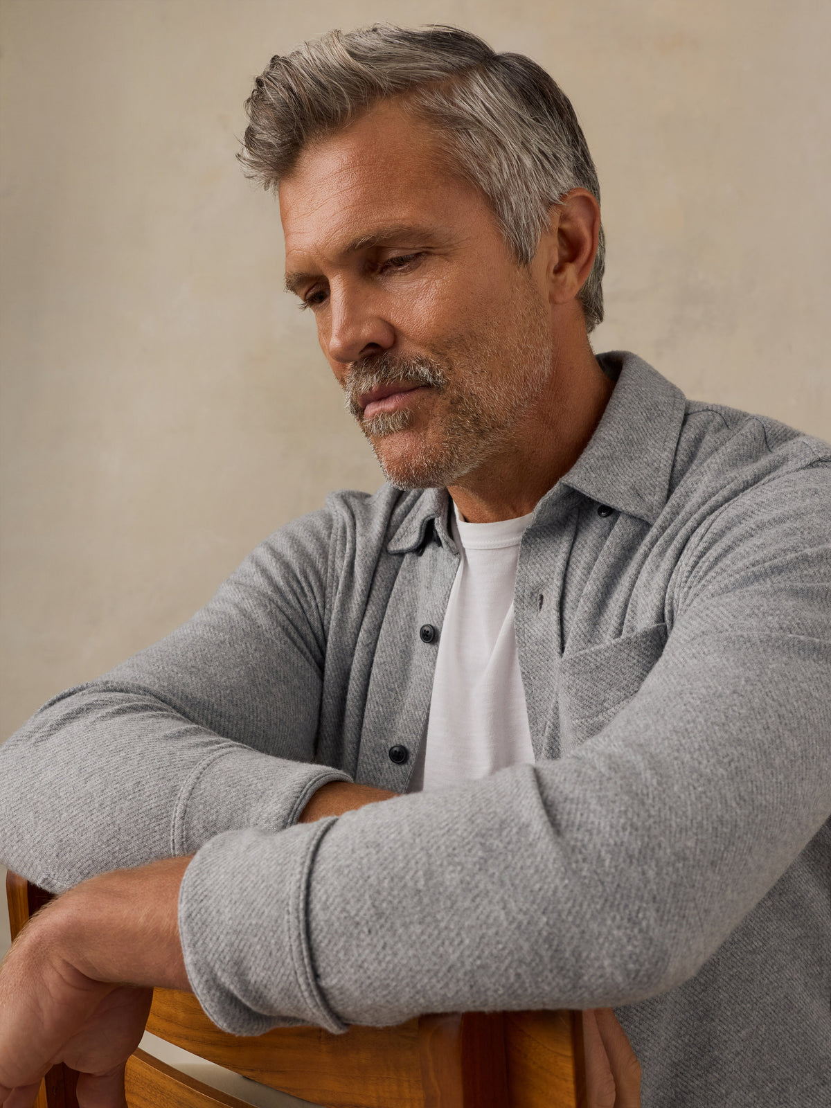 FAH1942_FA24-faherty-MXH2309-FGT-LEGEND_SWEATER_SHIRT_SINGLE_POCKET_-FOSSIL_GREY_TWILL_OM_EDITORIAL_1_494b1e12-cca9-4b43-acaa-801b3ee00bb2.jpg