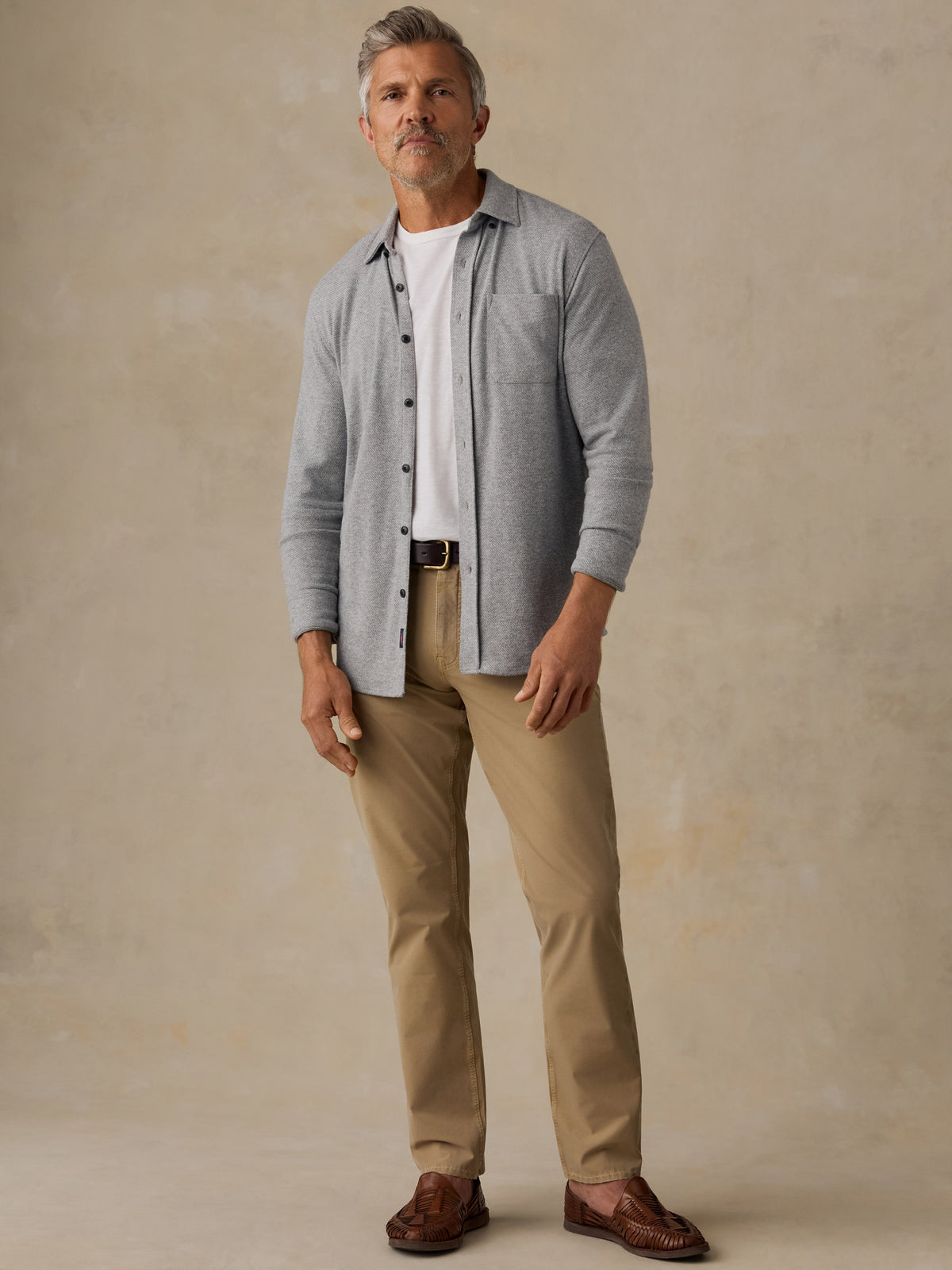FAH1942_FA24-faherty-MXH2309-FGT-LEGEND_SWEATER_SHIRT_SINGLE_POCKET_-FOSSIL_GREY_TWILL_OM_FULLBOD_1_3bbb8dce-49dc-4c31-8804-db83f4f499a4.jpg