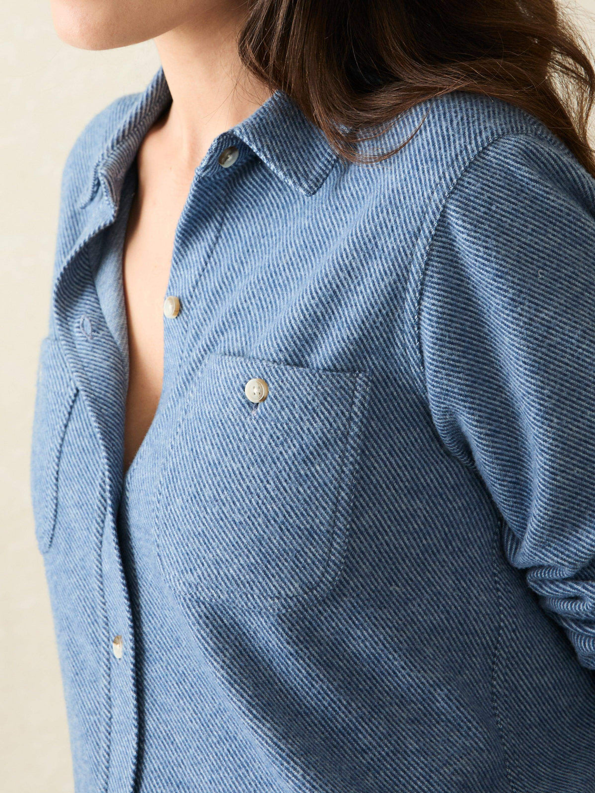 FAH2173_FA24-faherty-WKC0001-GTW-GLACIER_BLUE_TWILL-LEGEND_SWEATER_SHIRT_OM_DETAIL1_1_0e87d14d-999c-4b80-8459-ab55938c33eb.jpg