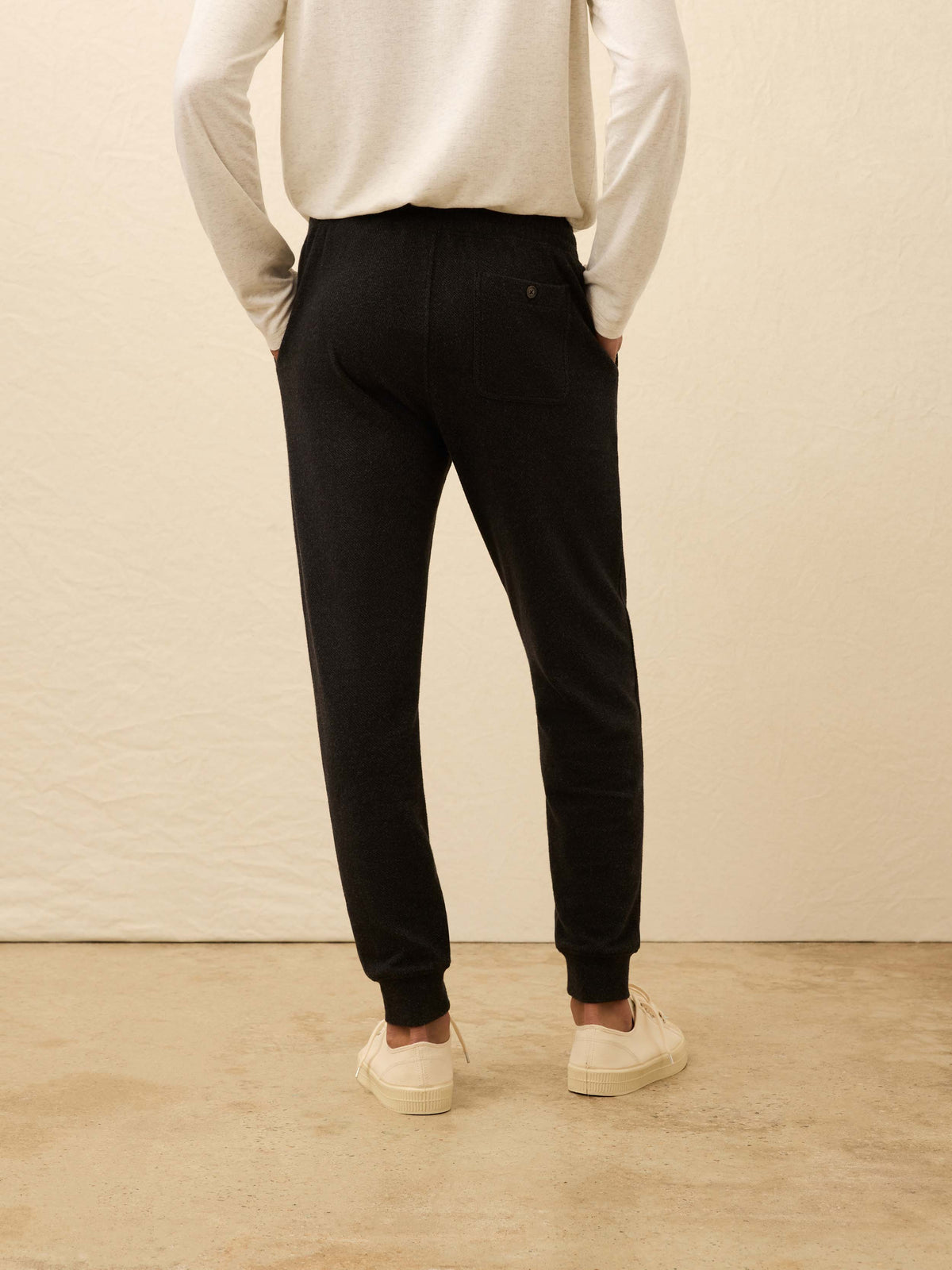 HO25-FAHERTY-Mens-MBH2509-HBT-LegendSweatpant-HeatheredBlackTwill_OM_BACK_CROP_1_Web.jpg