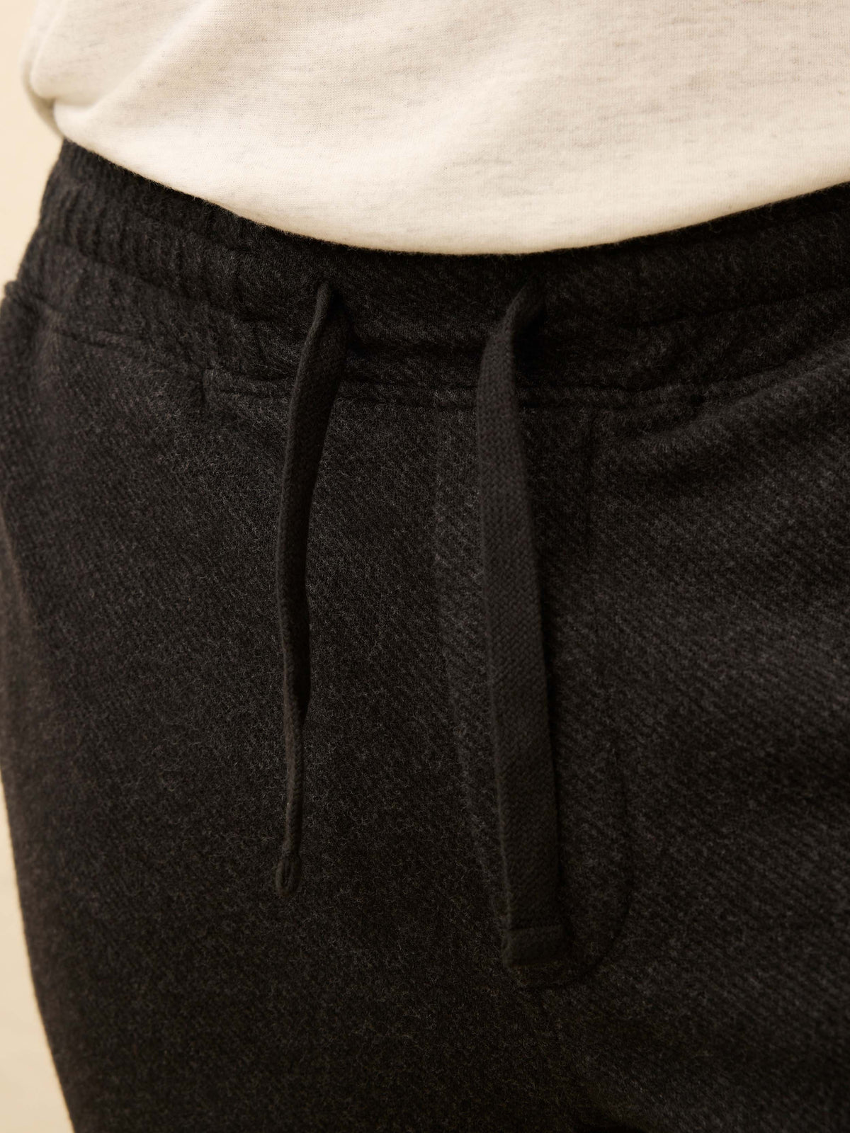 HO25-FAHERTY-Mens-MBH2509-HBT-LegendSweatpant-HeatheredBlackTwill_OM_DETAIL1_1_Web.jpg