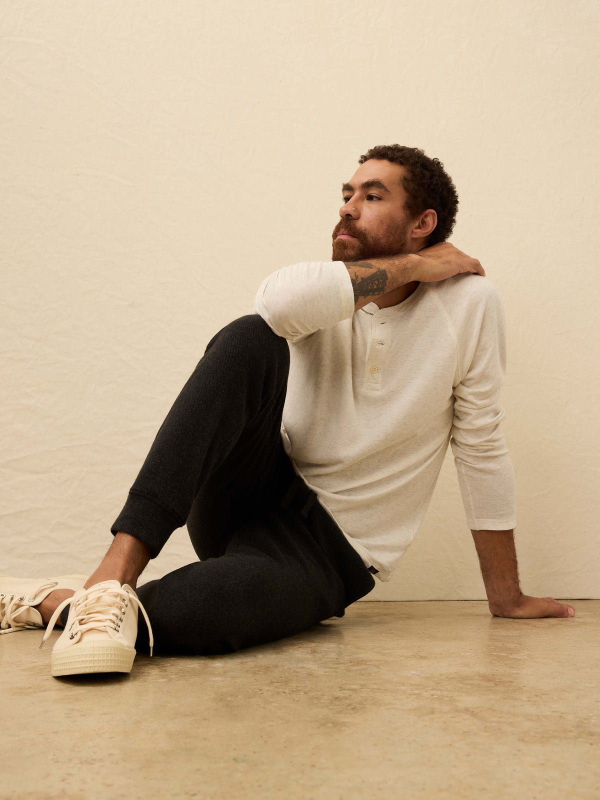 HO25-FAHERTY-Mens-MBH2509-HBT-LegendSweatpant-HeatheredBlackTwill_OM_EDITORIAL_1_Web.jpg