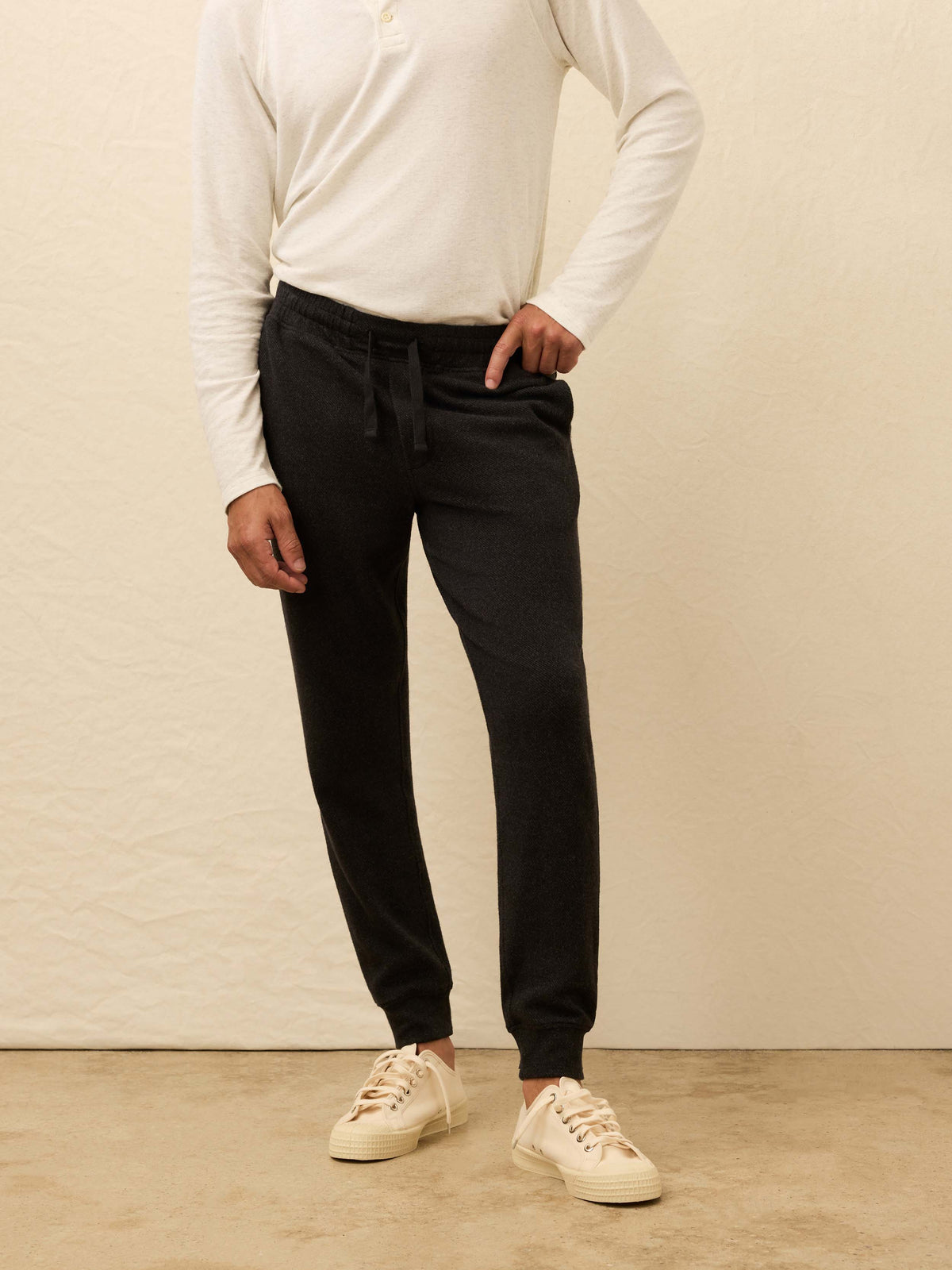 HO25-FAHERTY-Mens-MBH2509-HBT-LegendSweatpant-HeatheredBlackTwill_OM_FRONT_CROP_1_Web.jpg