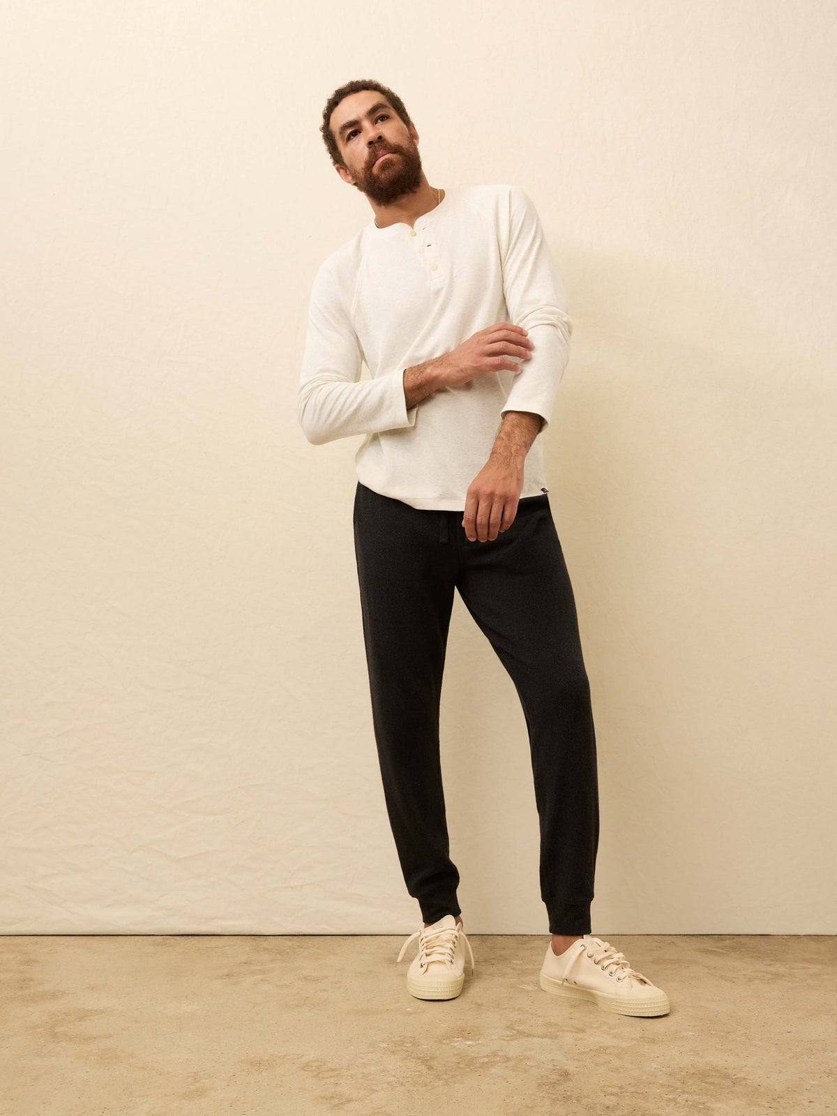 HO25-FAHERTY-Mens-MBH2509-HBT-LegendSweatpant-HeatheredBlackTwill_OM_FULL_BODY_1_Web.jpg