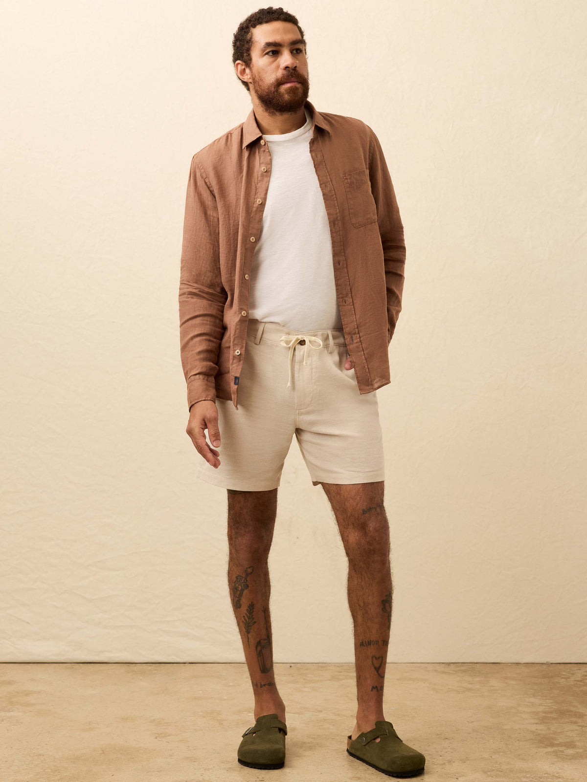 HO25-FAHERTY-Mens-MWS2511-CHU-LagunaLinenShirt-ChestnutWoods_OM_FULL_BODY_1_Web.jpg