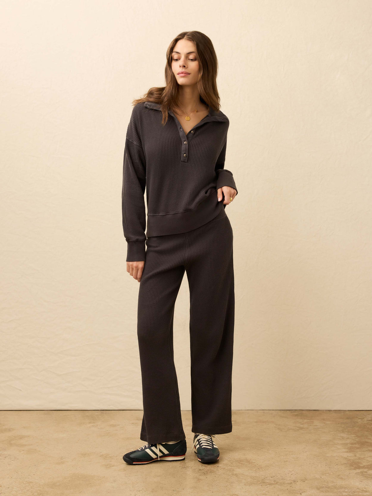 HO25-FAHERTY-Womens-WKS2519-WBK-ApresWaffleHenley-WashedBlack_OM_FULL_BODY_1_Web.jpg