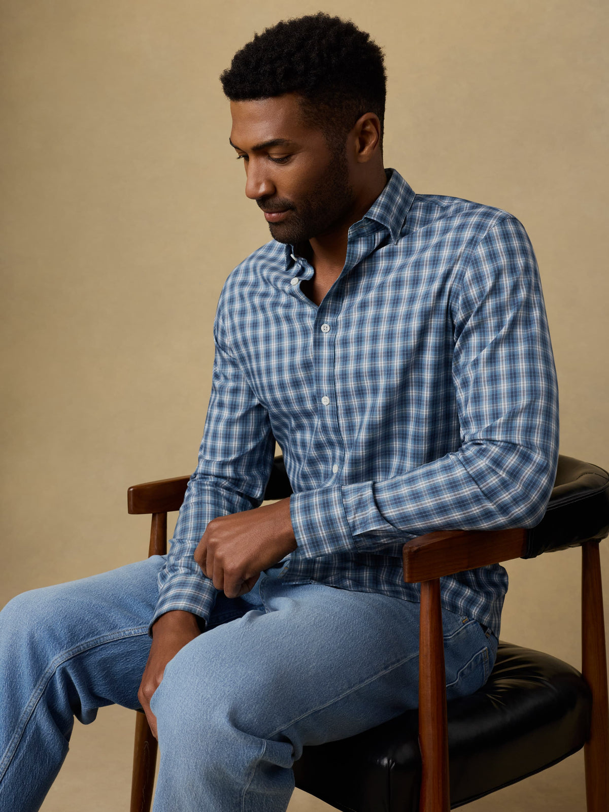 HO25-Faherty-Mens-MWC0082-AZD-TheMovementShirt-AzureNightPlaid_OM_EDITORIAL_1_Web.jpg