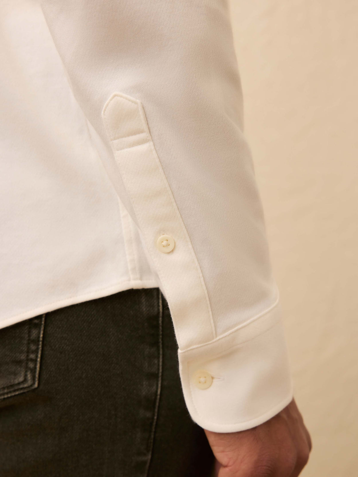 HO25-Faherty-Mens-MXF2400-WWL-Coastline_Knit_Shirt-White_Wall_OM_DETAIL1_2_Web.jpg