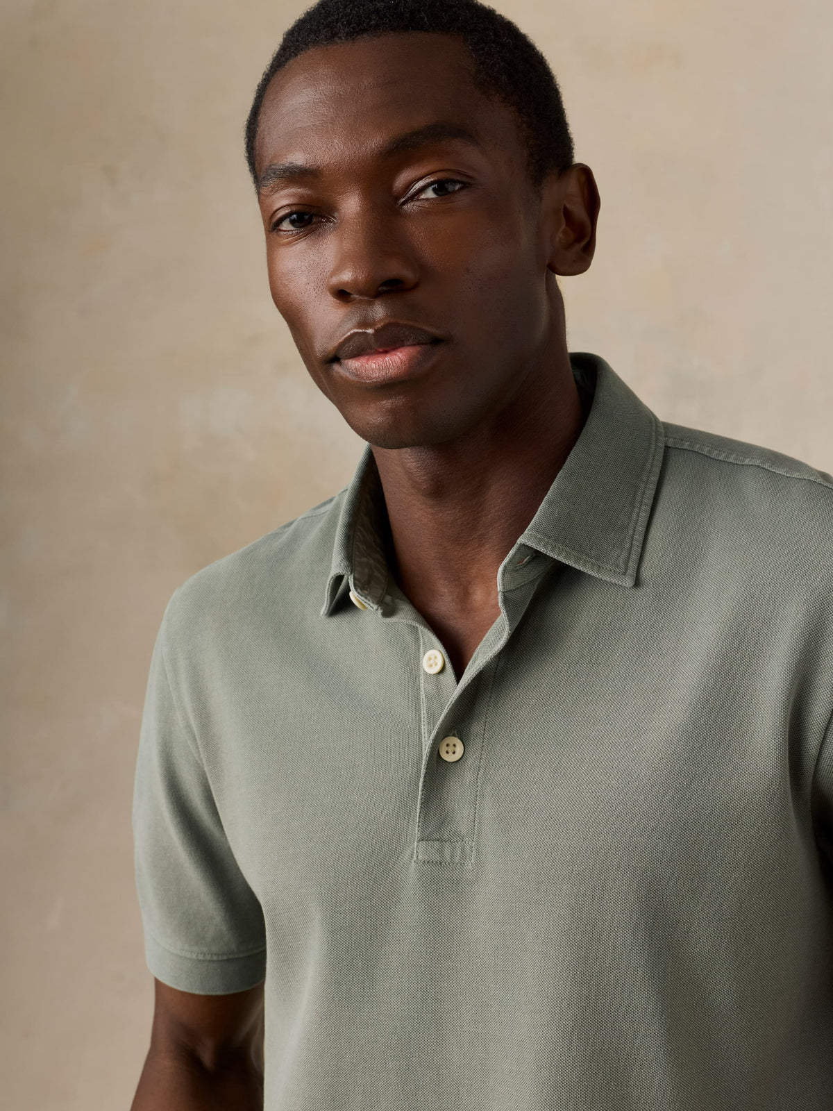 MKU2603-COS_Ss_Sunwashed_Pique_Polo_OM_DETAIL1_1_Web.jpg