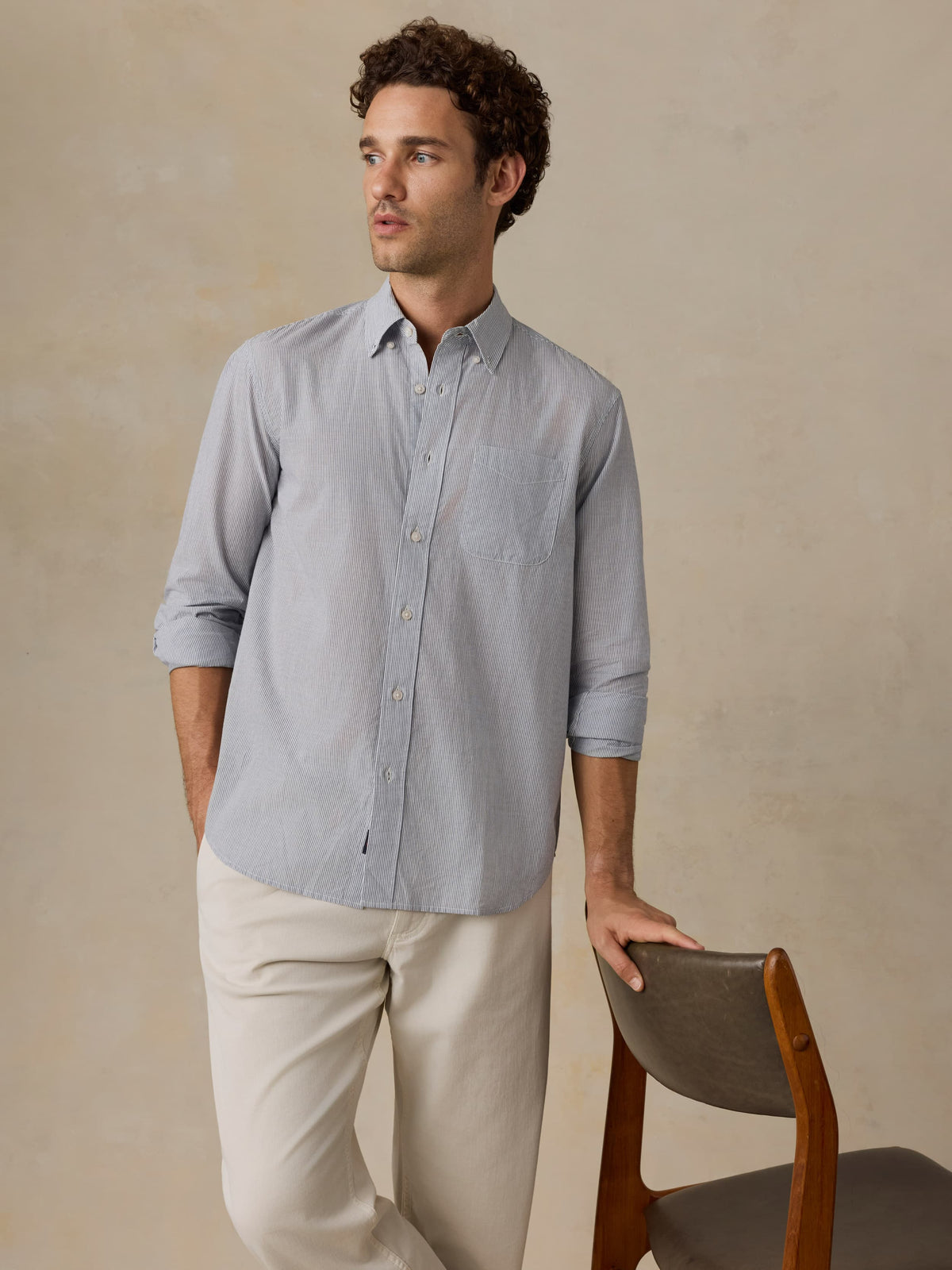 MWU2600-ILT_Ls_Weightless_Cotton_Shirt_OM_EDITORIAL_1_Web.jpg