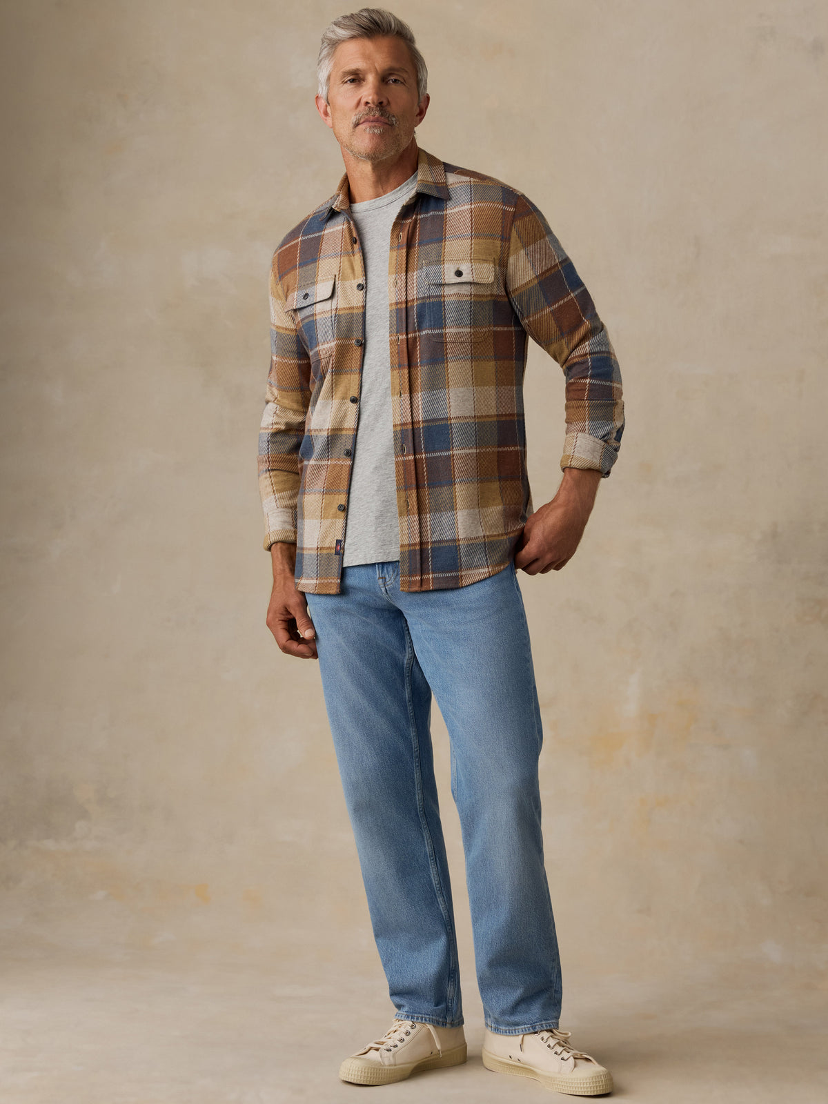 MXC0002-BDC_Legend_Sweater_Shirt_OM_FULL_BODY_1_Web.jpg