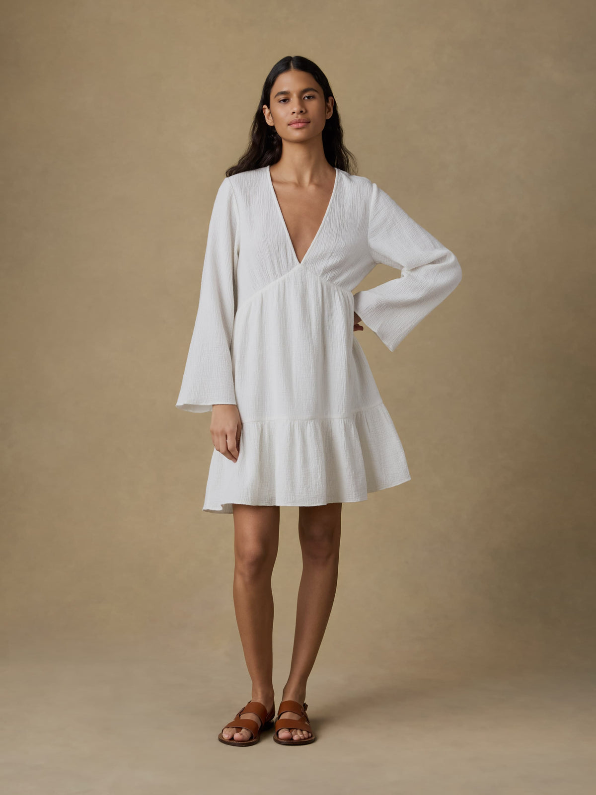 RESHOOT-SP26-Faherty-Womens-WYH2573-LTE-Apres_Alpaca_V_Neck_Pullover-Saltwater_Blue_OM_ALT_1_2_Web.jpg