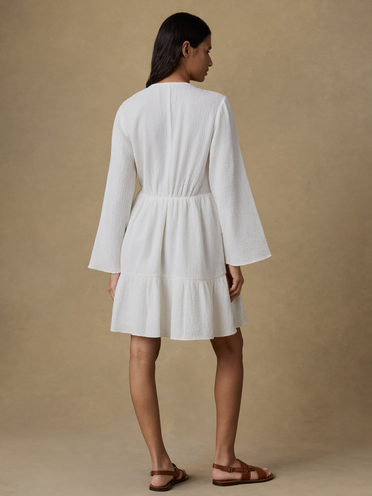 RESHOOT-SP26-Faherty-Womens-WYH2573-LTE-Apres_Alpaca_V_Neck_Pullover-Saltwater_Blue_OM_BACK_CROP_1_2_Web.jpg