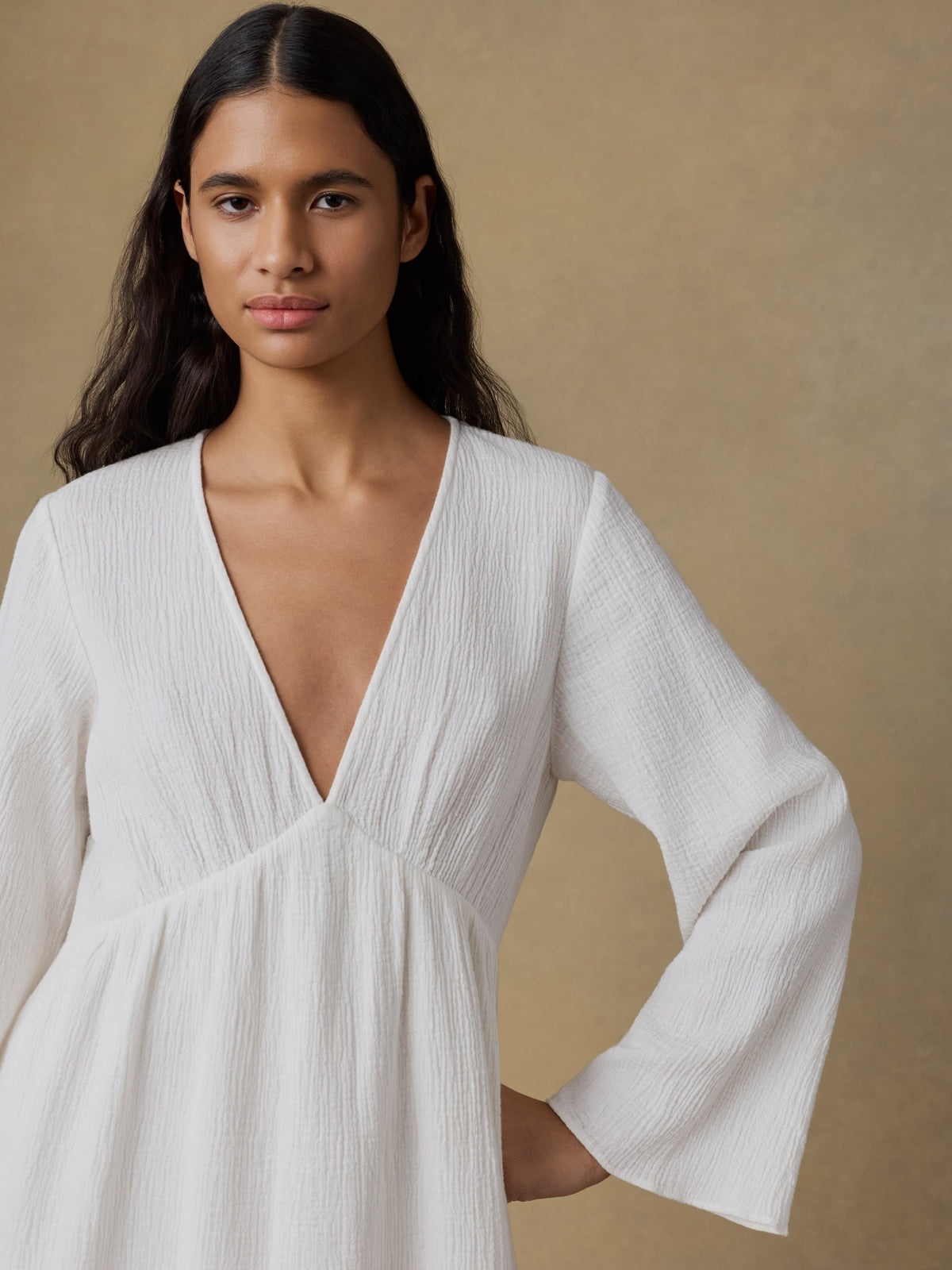 RESHOOT-SP26-Faherty-Womens-WYH2573-LTE-Apres_Alpaca_V_Neck_Pullover-Saltwater_Blue_OM_DETAIL1_1_2_Web.jpg