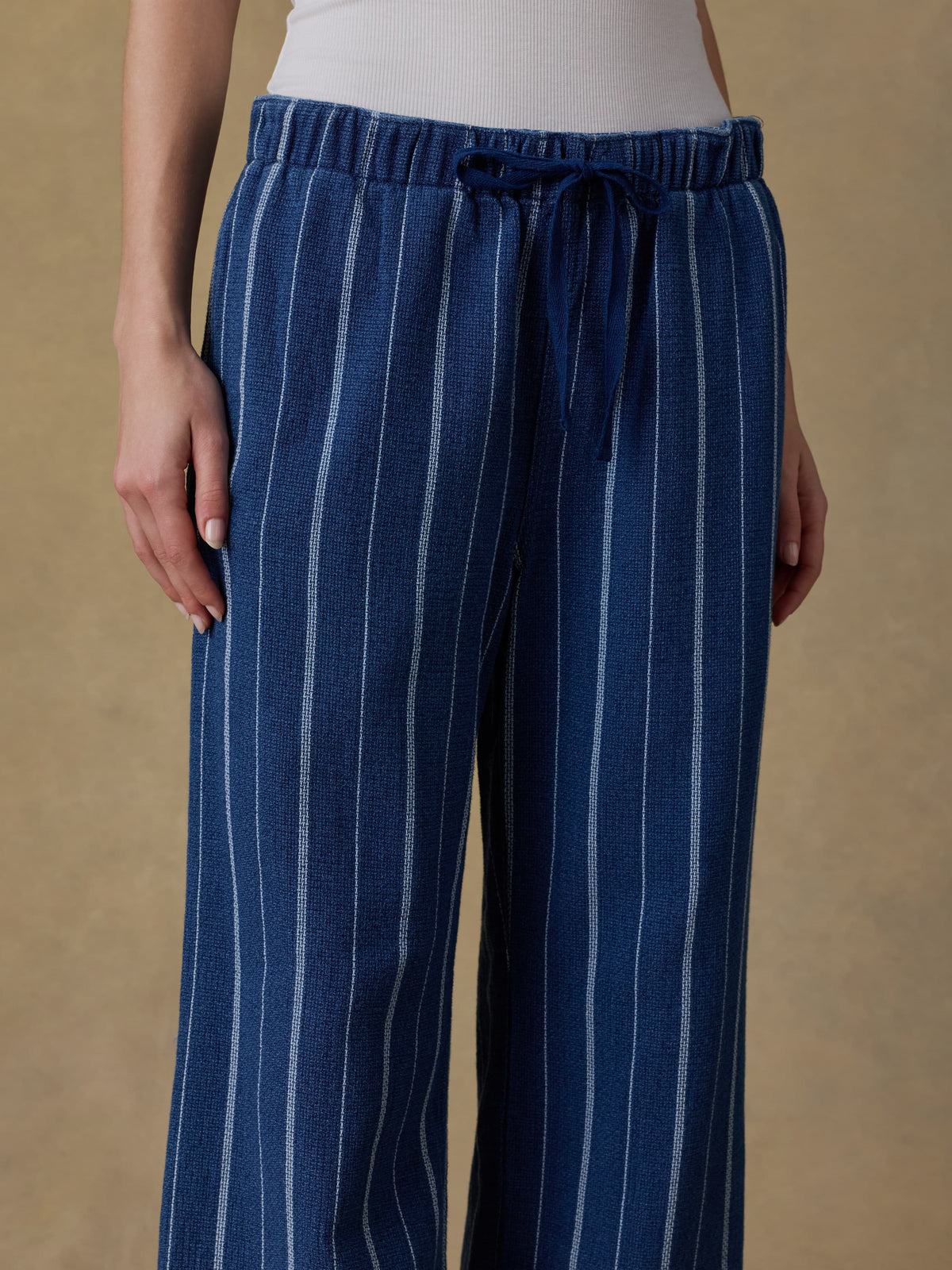 RESHOOT-SP26-Faherty-Womens-WYH2573-LTE-Apres_Alpaca_V_Neck_Pullover-Saltwater_Blue_OM_DETAIL1_1_Web.jpg