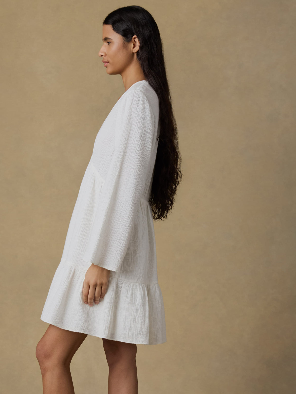 RESHOOT-SP26-Faherty-Womens-WYH2573-LTE-Apres_Alpaca_V_Neck_Pullover-Saltwater_Blue_OM_DETAIL2_1_2_Web.jpg