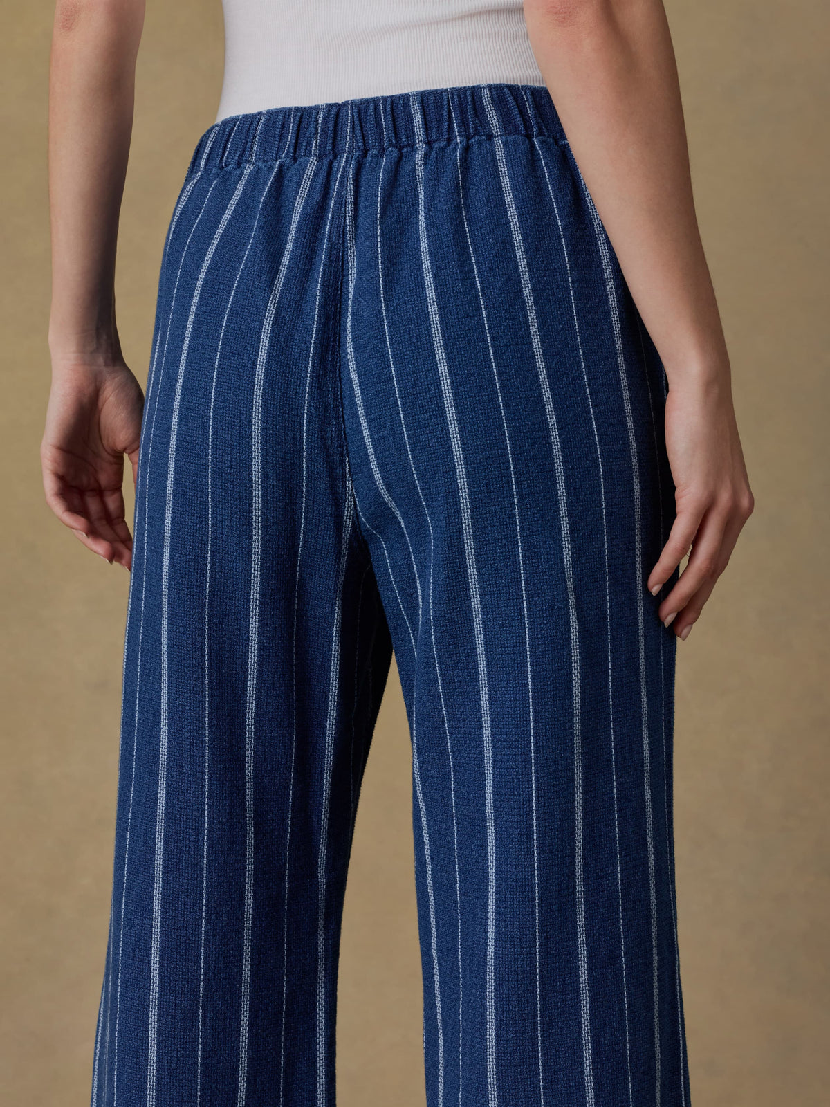 RESHOOT-SP26-Faherty-Womens-WYH2573-LTE-Apres_Alpaca_V_Neck_Pullover-Saltwater_Blue_OM_DETAIL2_1_Web.jpg