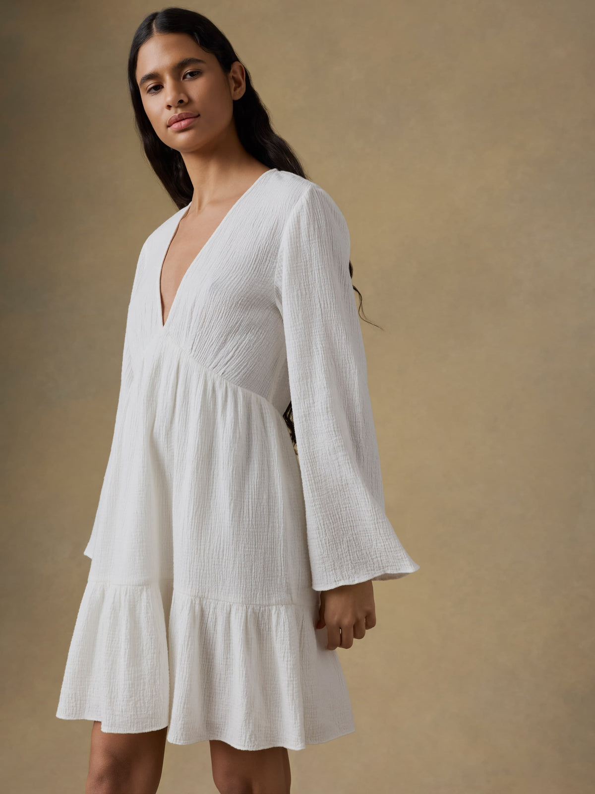 RESHOOT-SP26-Faherty-Womens-WYH2573-LTE-Apres_Alpaca_V_Neck_Pullover-Saltwater_Blue_OM_EDITORIAL_1_2_Web.jpg