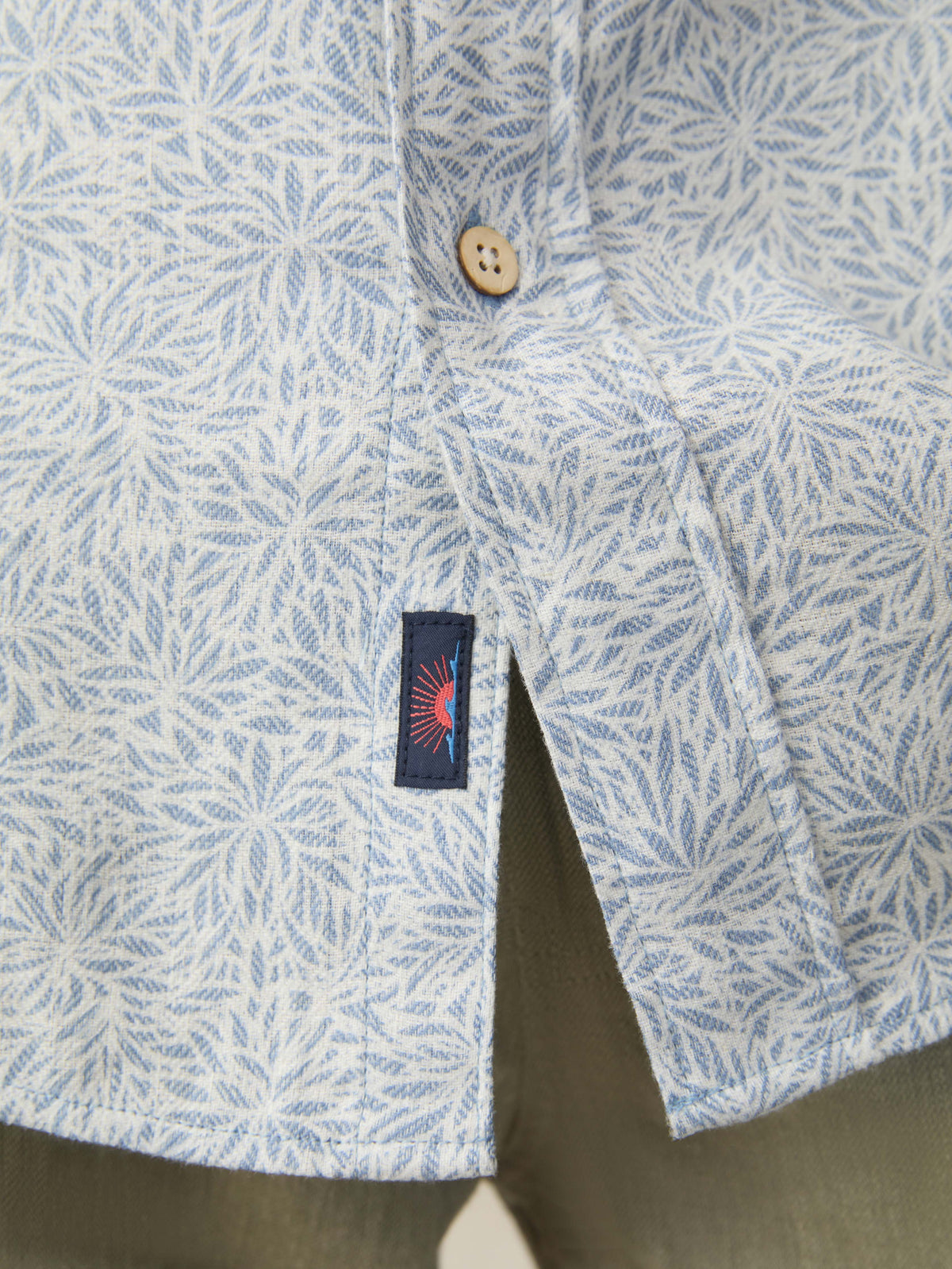 SP25-FAHERTY-MENS-MWS2516-SYF-SsBreezeShirt-SkyBlueFrond_OM_DETAIL1_1.jpg