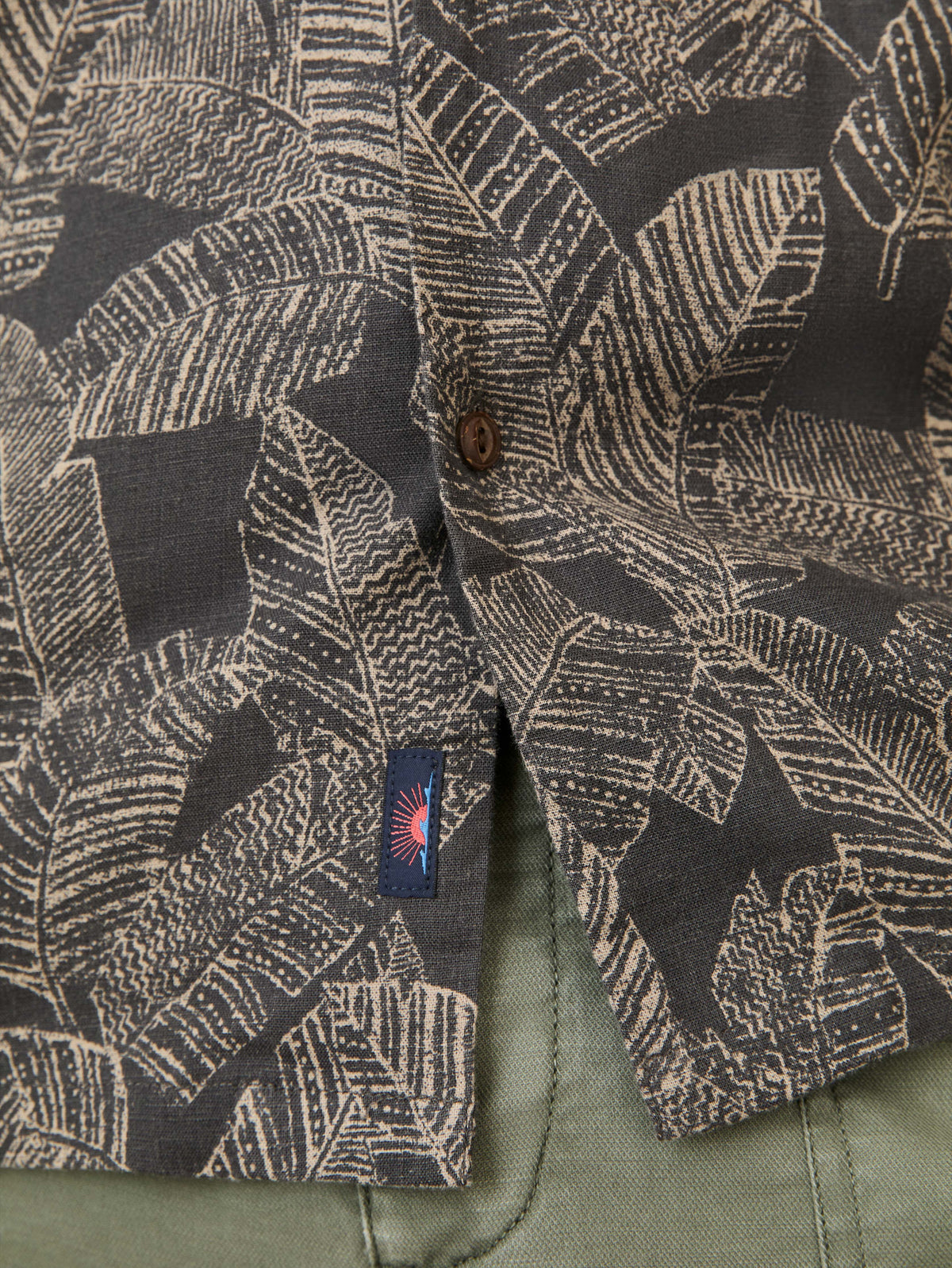 SP25-FAHERTY-MENS-MWS2525-GRF-SsBreezeCampShirt-GraphiteRainforest_OM_DETAIL1_1.jpg