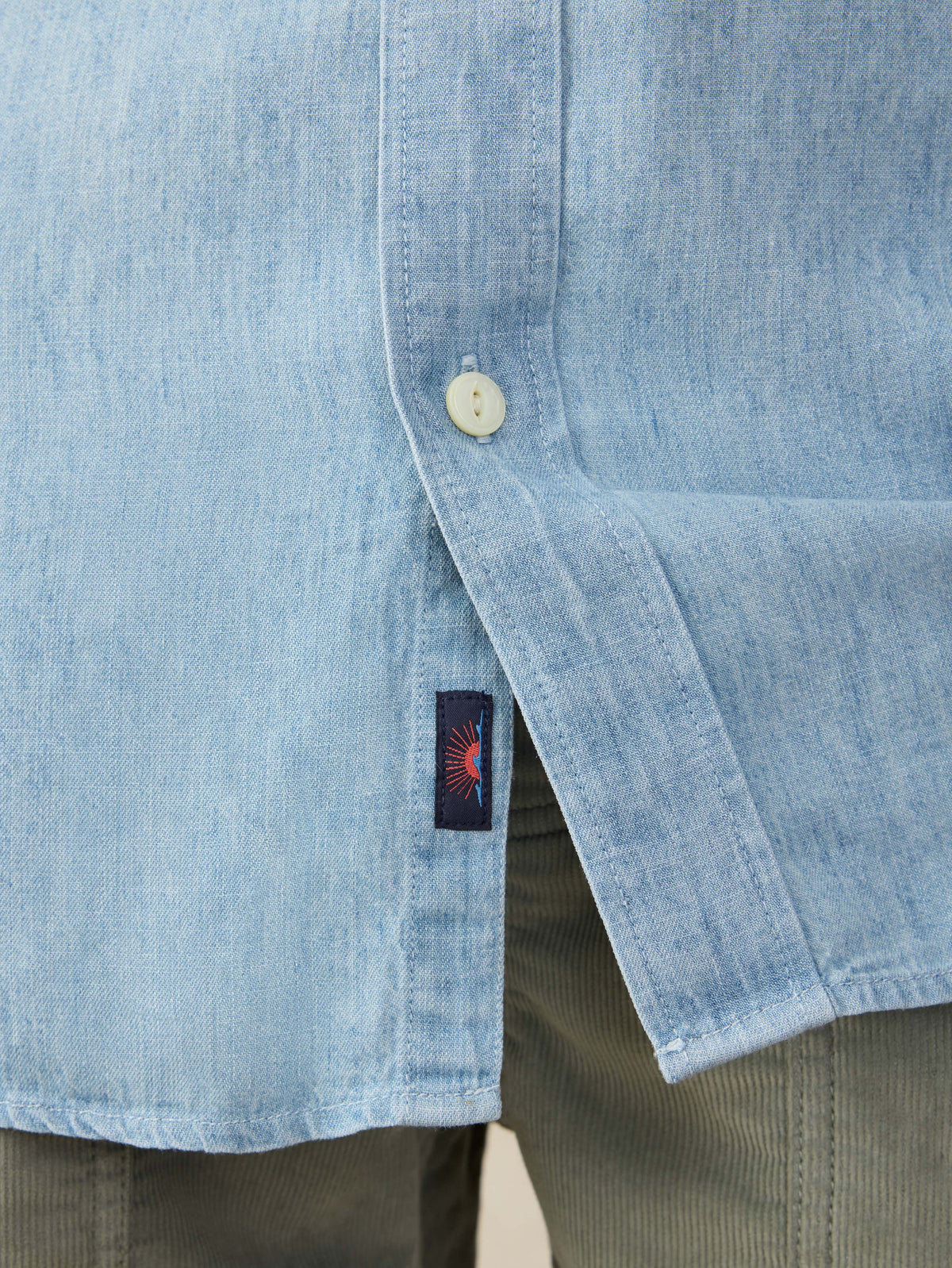 SP25-FAHERTY-MENS-MWS2535-VIN-SsTriedAndTrueChambrayShirt-VintageIndigo_OM_DETAIL1_1.jpg
