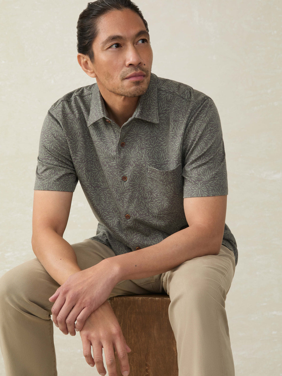 SP25-FAHERTY-MENS-MXS2511-OFP-SsHermosaShirt-OliveFrond_OM_EDITORIAL_1.jpg