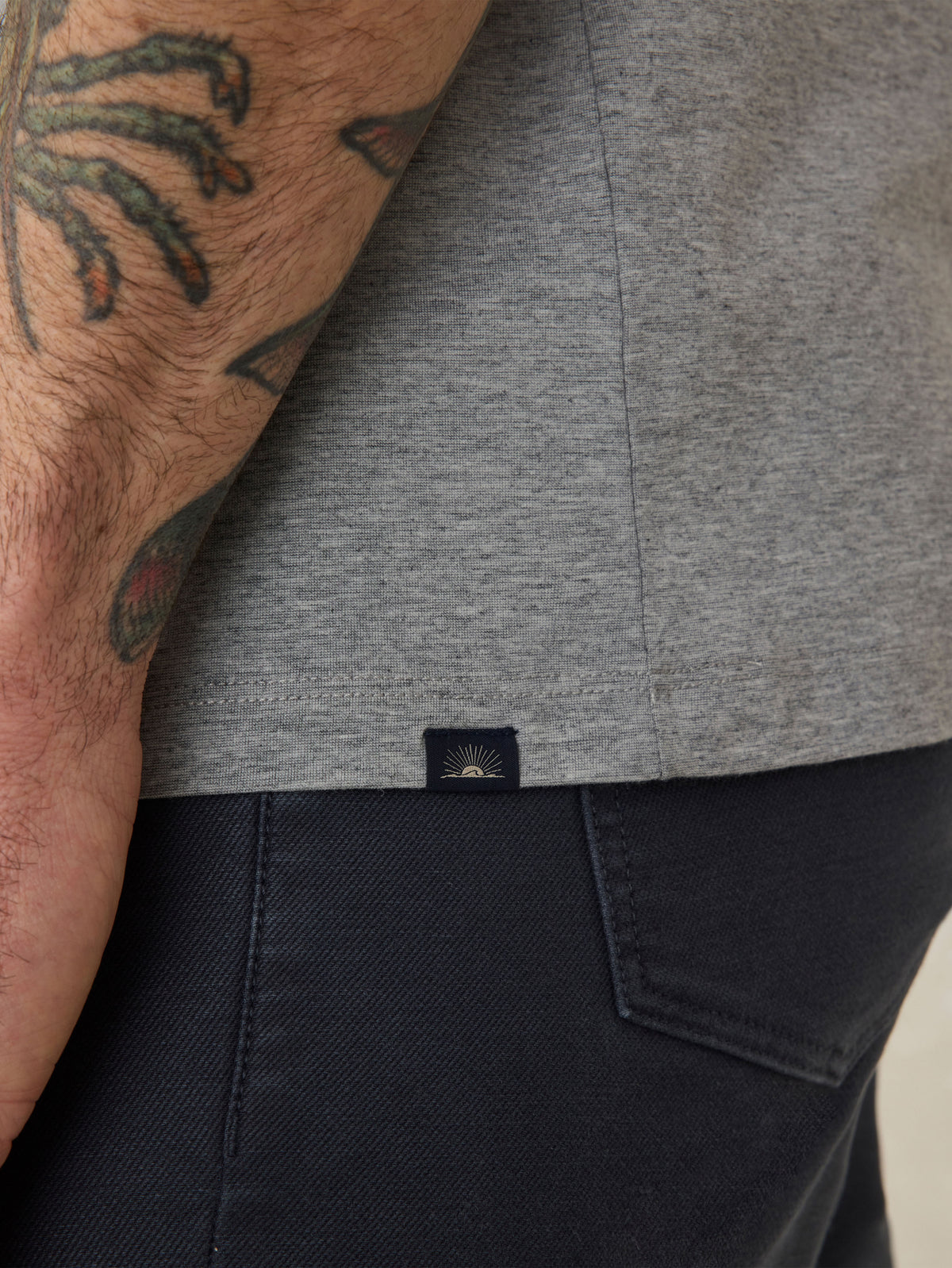 SP25_MENS_MKU2417-RAH_SSMOVEMENTTSHIRT_RainierGreyHeather_OM_DETAIL1_1.jpg