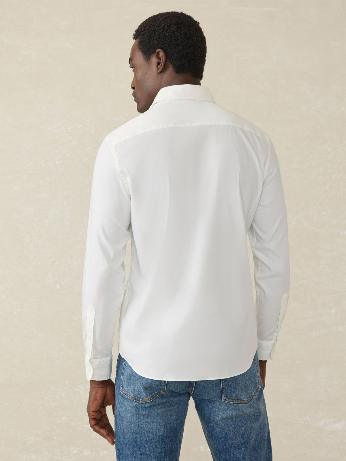 SP25_MENS_MWC0082-CWI_THE_MOVEMENT_SHIRT_Cloud_White_BACK_OM_WS_1.jpg