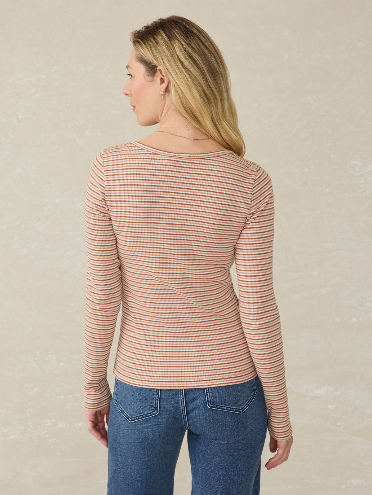 SP25_WOMENS_WKS2510-DHP_FREESTYLEHENLEY_SandyShorelineStripe_BACK_OM_WS_1.jpg