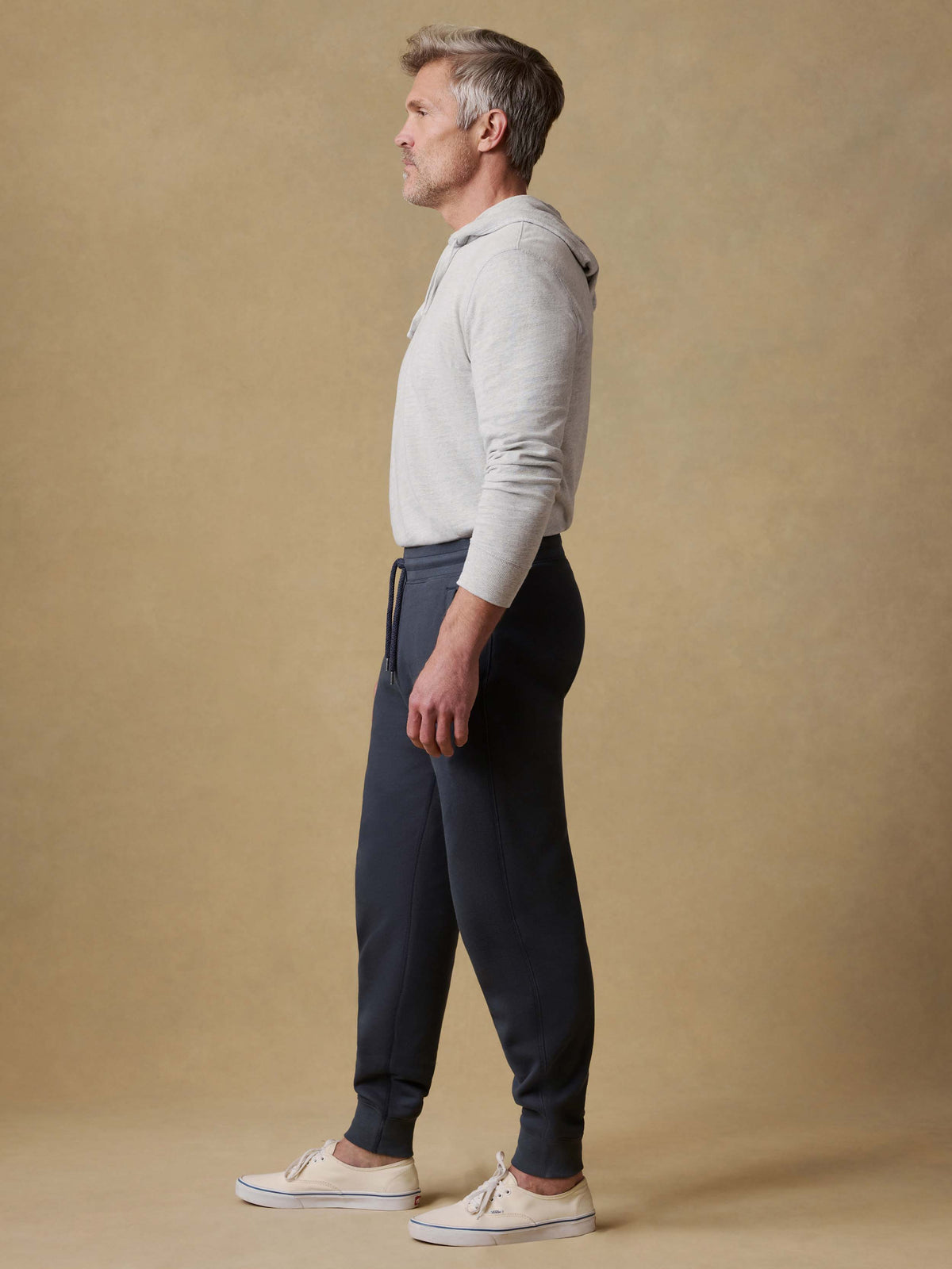 SP26-Faherty-Mens-MBF2427-BLN-High_Standard_Fleece_Sweatpant-Blue_Nights_OM_FULL_BODY_1_Web.jpg