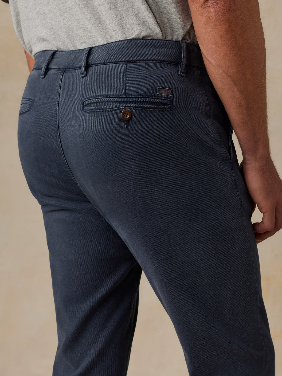 SP26-Faherty-Mens-MBF2432-BLN-Coastline_Chino-Blue_Nights_OM_DETAIL1_1_Web.jpg
