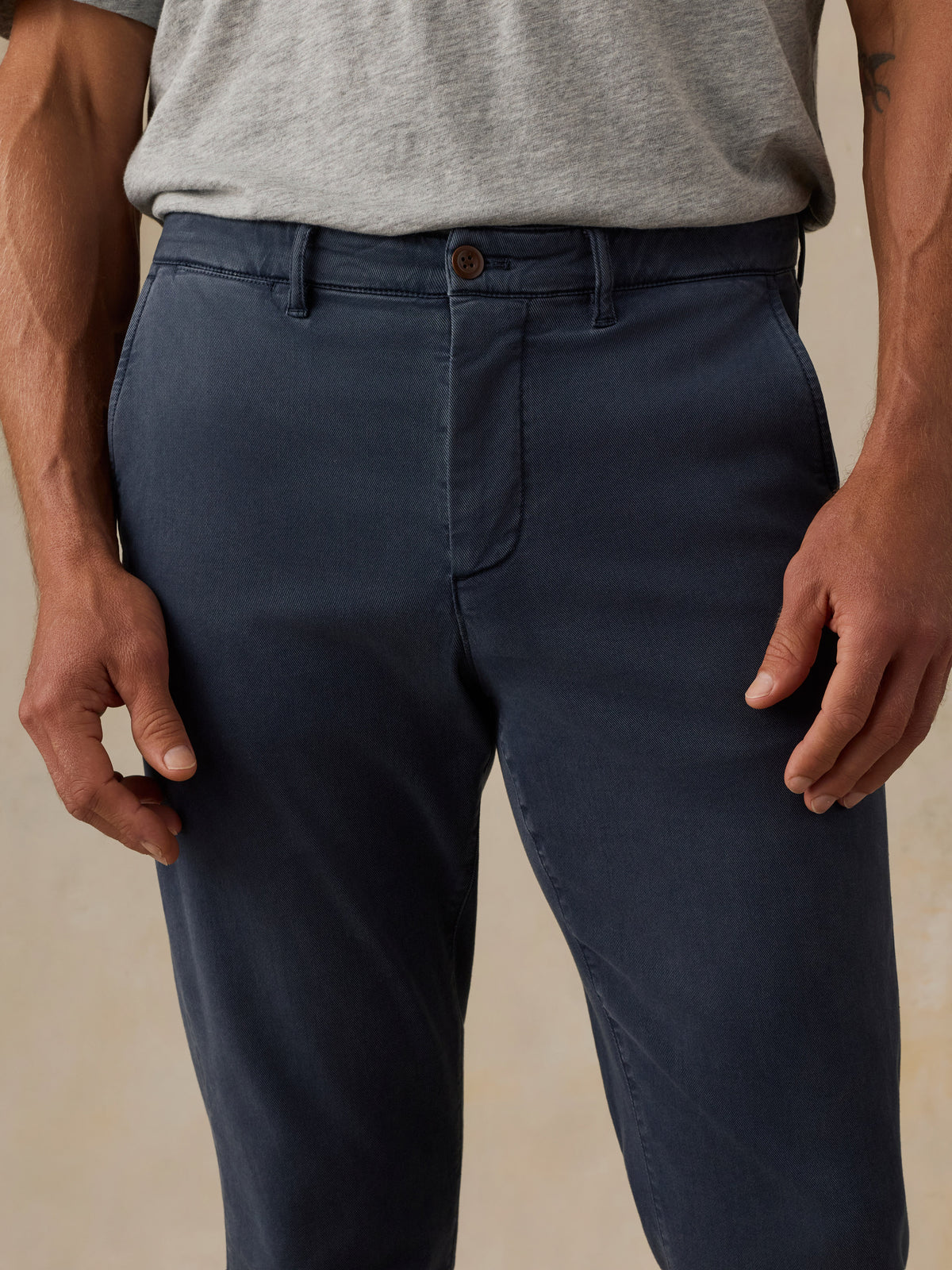 SP26-Faherty-Mens-MBF2432-BLN-Coastline_Chino-Blue_Nights_OM_DETAIL2_1_Web.jpg