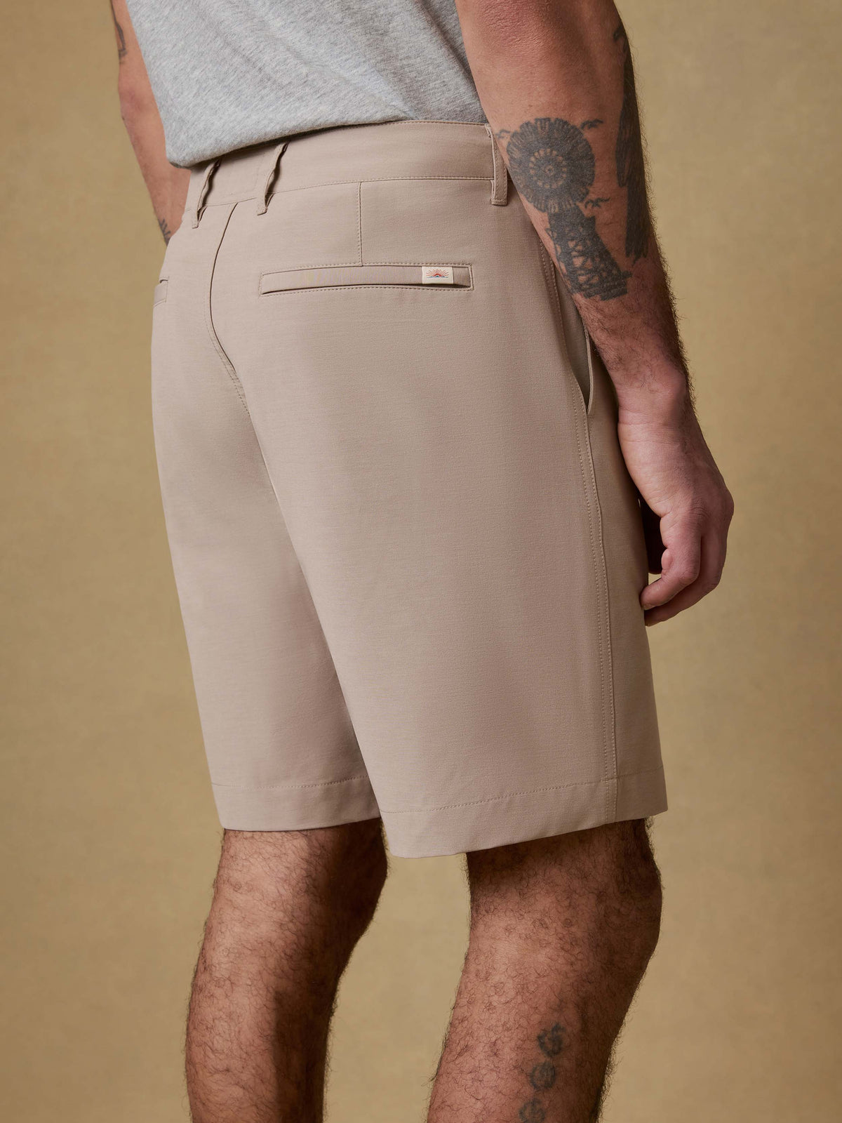 SP26-Faherty-Mens-MBS2522-KHK-All_Day_Short_9-Khaki_OM_DETAIL2_1_Web.jpg