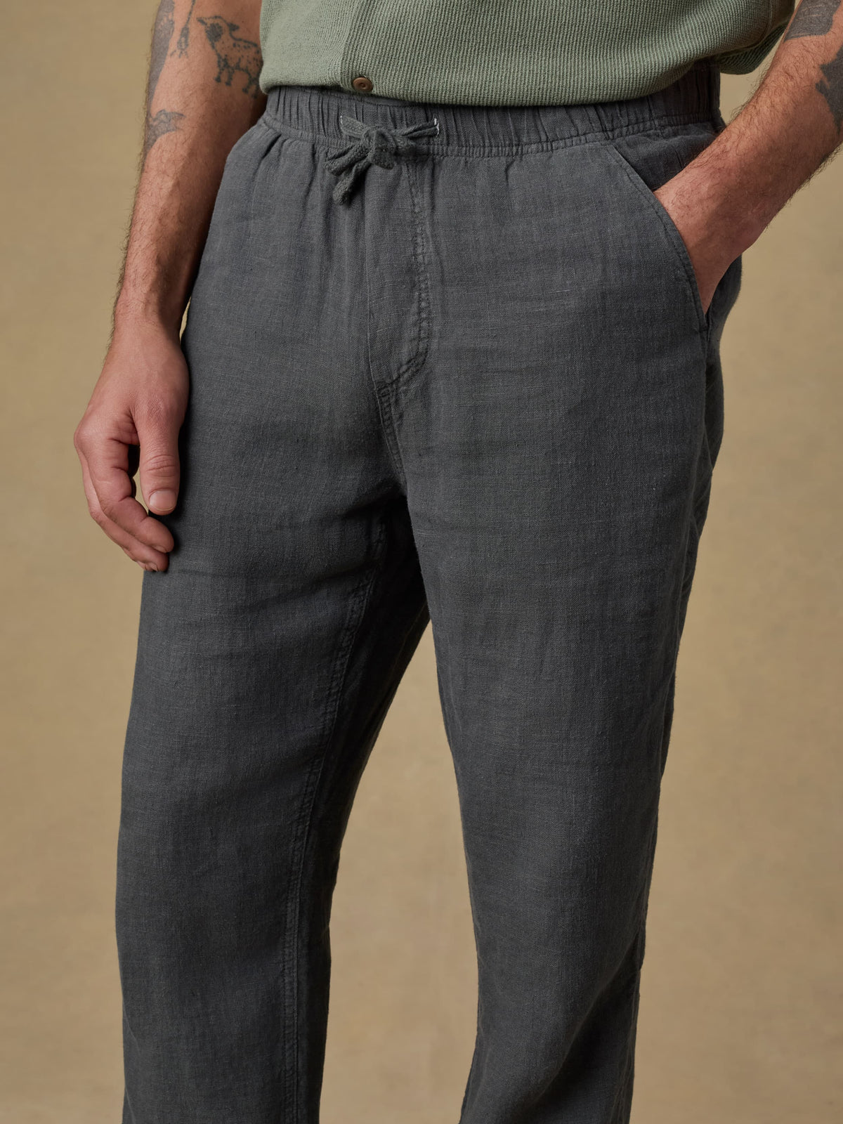 SP26-Faherty-Mens-MBU2412-WBK-Linen_Drawstring_Pant-Washed_Black_OM_DETAIL1_1_Web.jpg