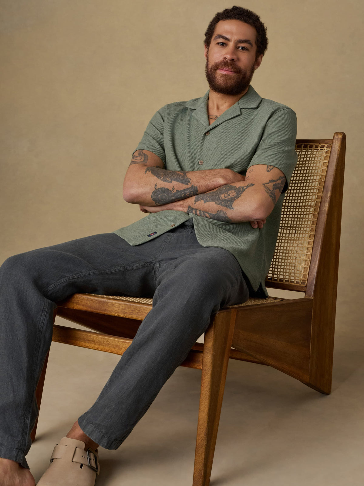 SP26-Faherty-Mens-MBU2412-WBK-Linen_Drawstring_Pant-Washed_Black_OM_EDITORIAL_1_Web.jpg