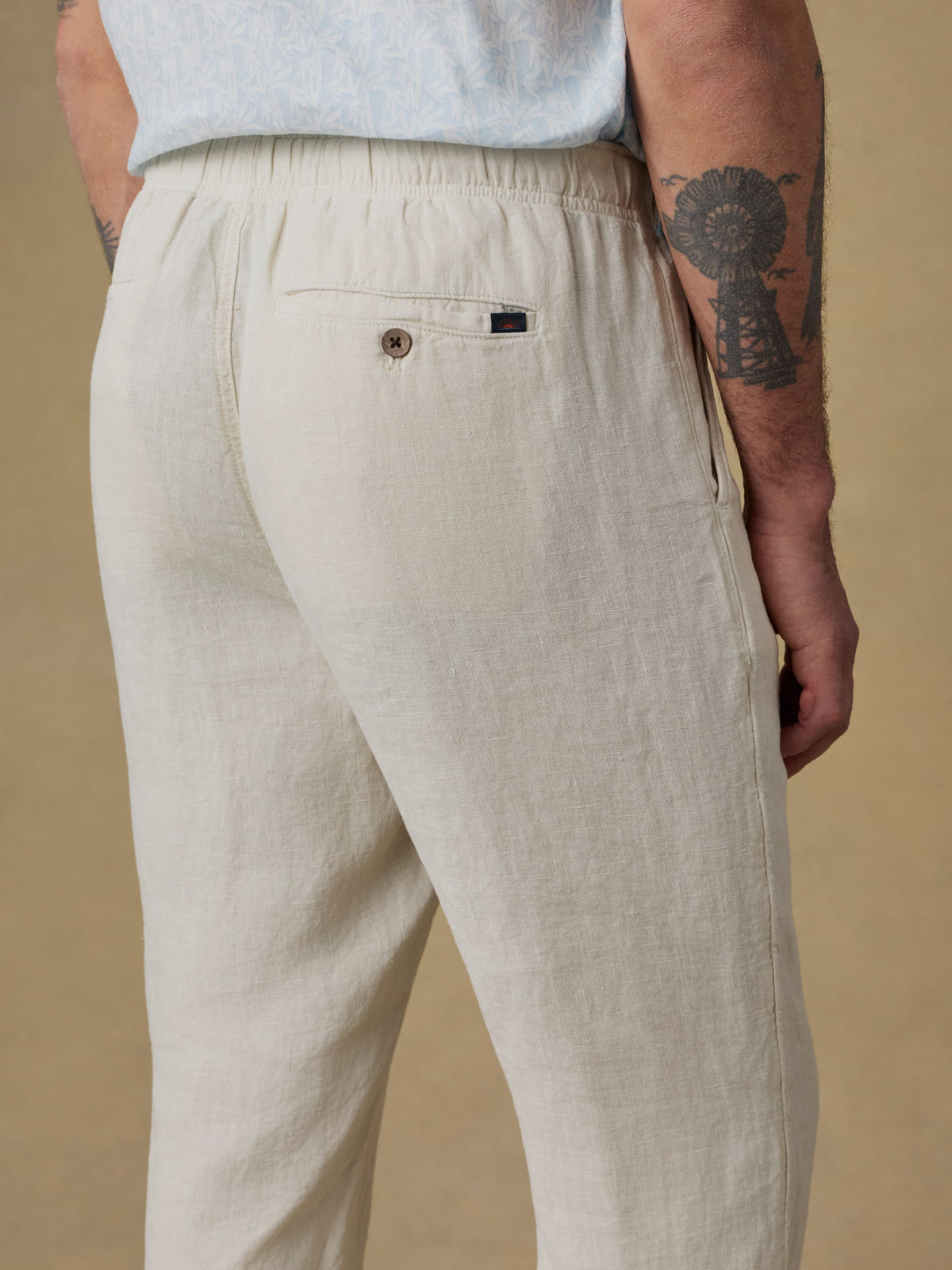 SP26-Faherty-Mens-MBU2412-WEA-Linen_Drawstring_Pant-Weathered_Sand_OM_DETAIL2_1_Web.jpg