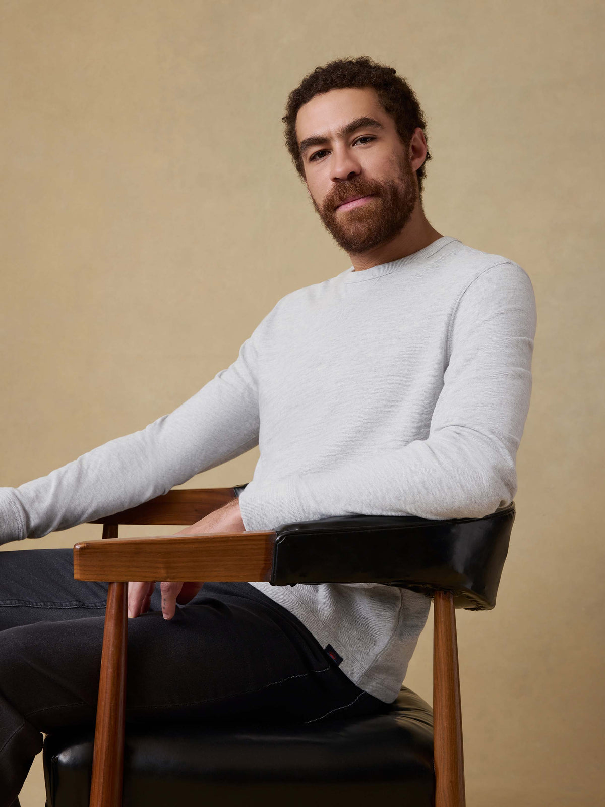 SP26-Faherty-Mens-MKF2318-LGH-Sunwashed_Slub_Crew-Light_Grey_Heather_OM_ALT_1_Web.jpg