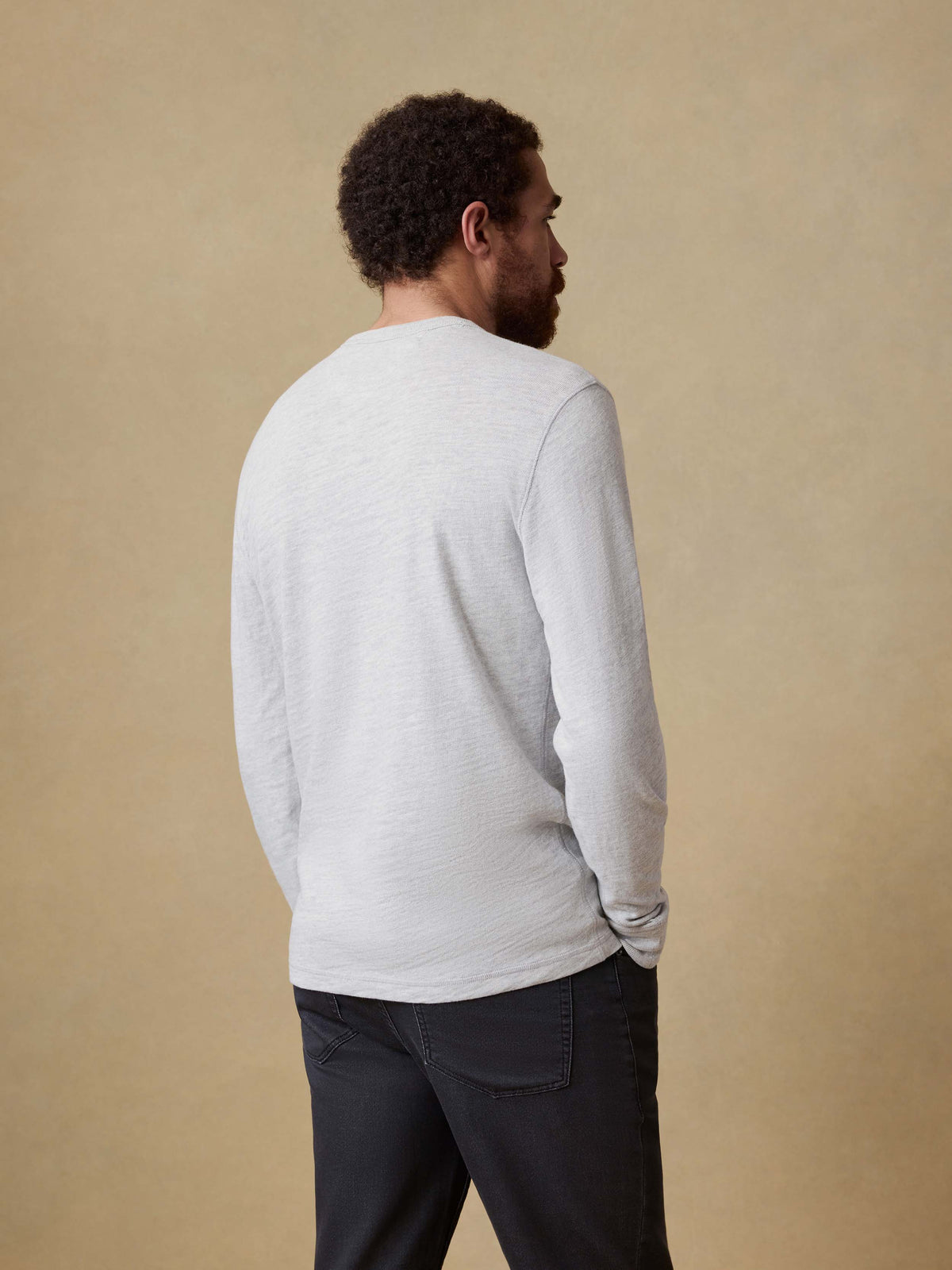 SP26-Faherty-Mens-MKF2318-LGH-Sunwashed_Slub_Crew-Light_Grey_Heather_OM_BACK_CROP_1_Web.jpg
