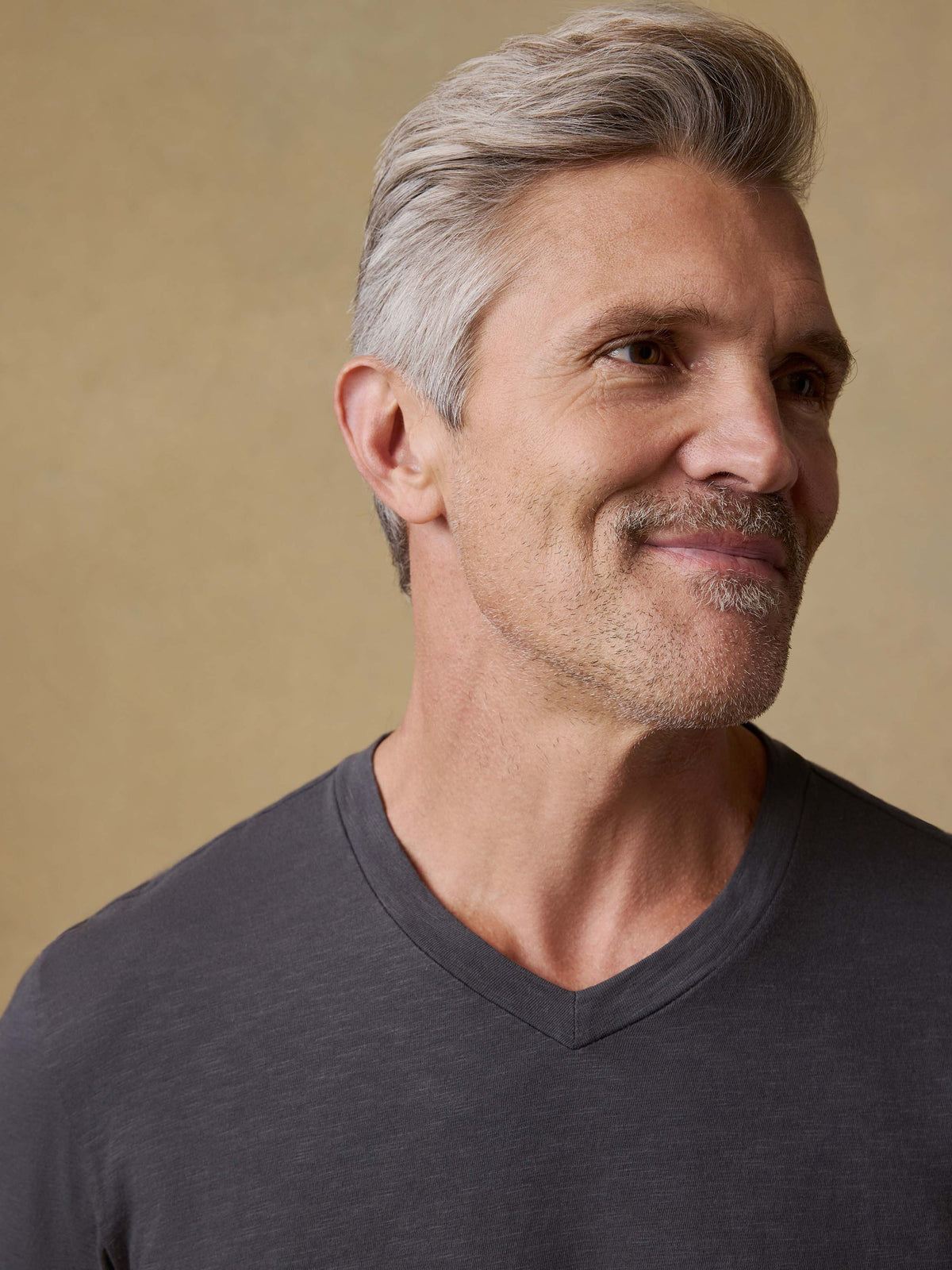 SP26-Faherty-Mens-MKS2500-GRP-Ss_Sunwashed_V-Neck_Tee-Graphite_OM_DETAIL1_1_Web.jpg