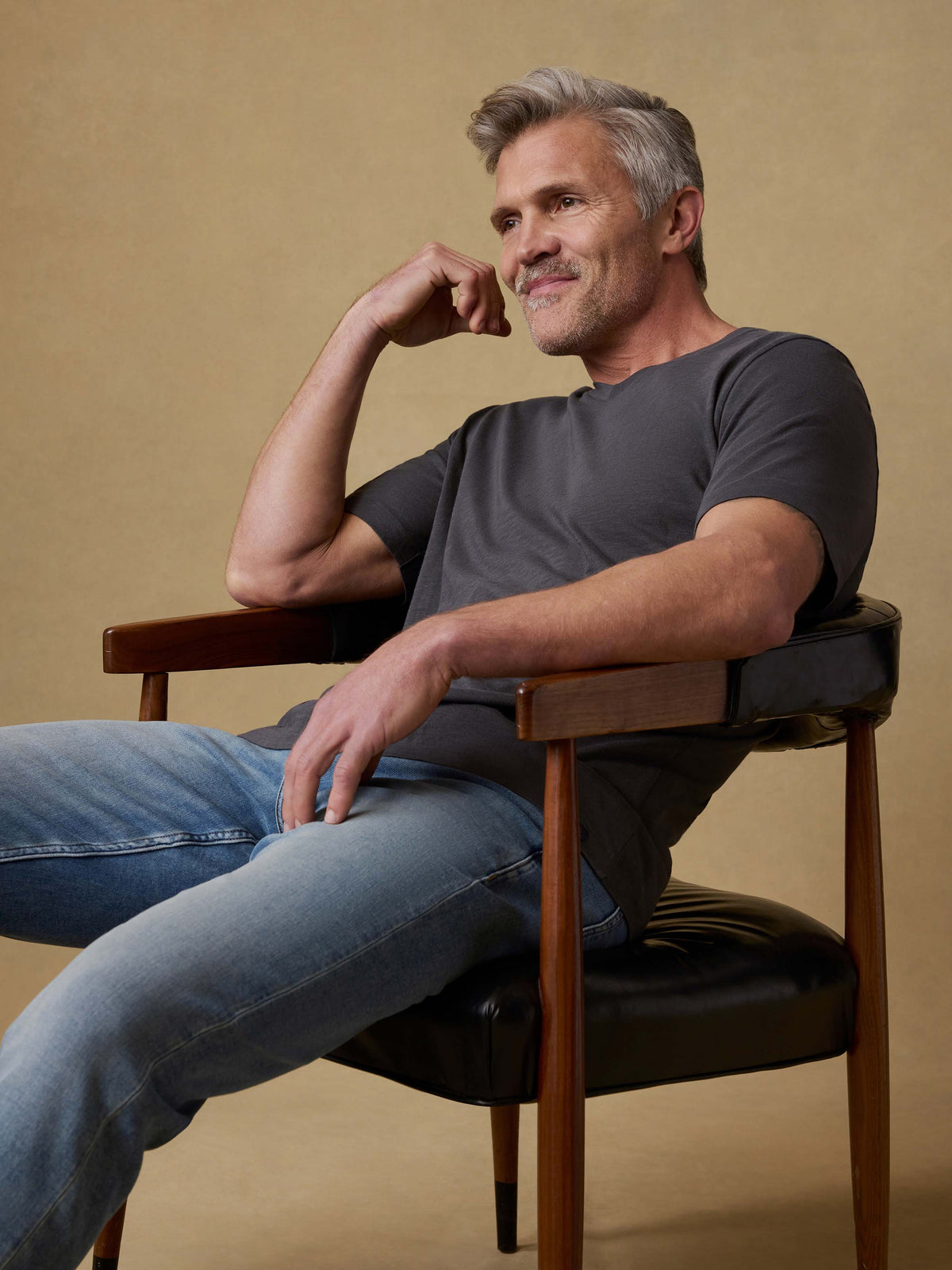 SP26-Faherty-Mens-MKS2500-GRP-Ss_Sunwashed_V-Neck_Tee-Graphite_OM_EDITORIAL_1_Web.jpg